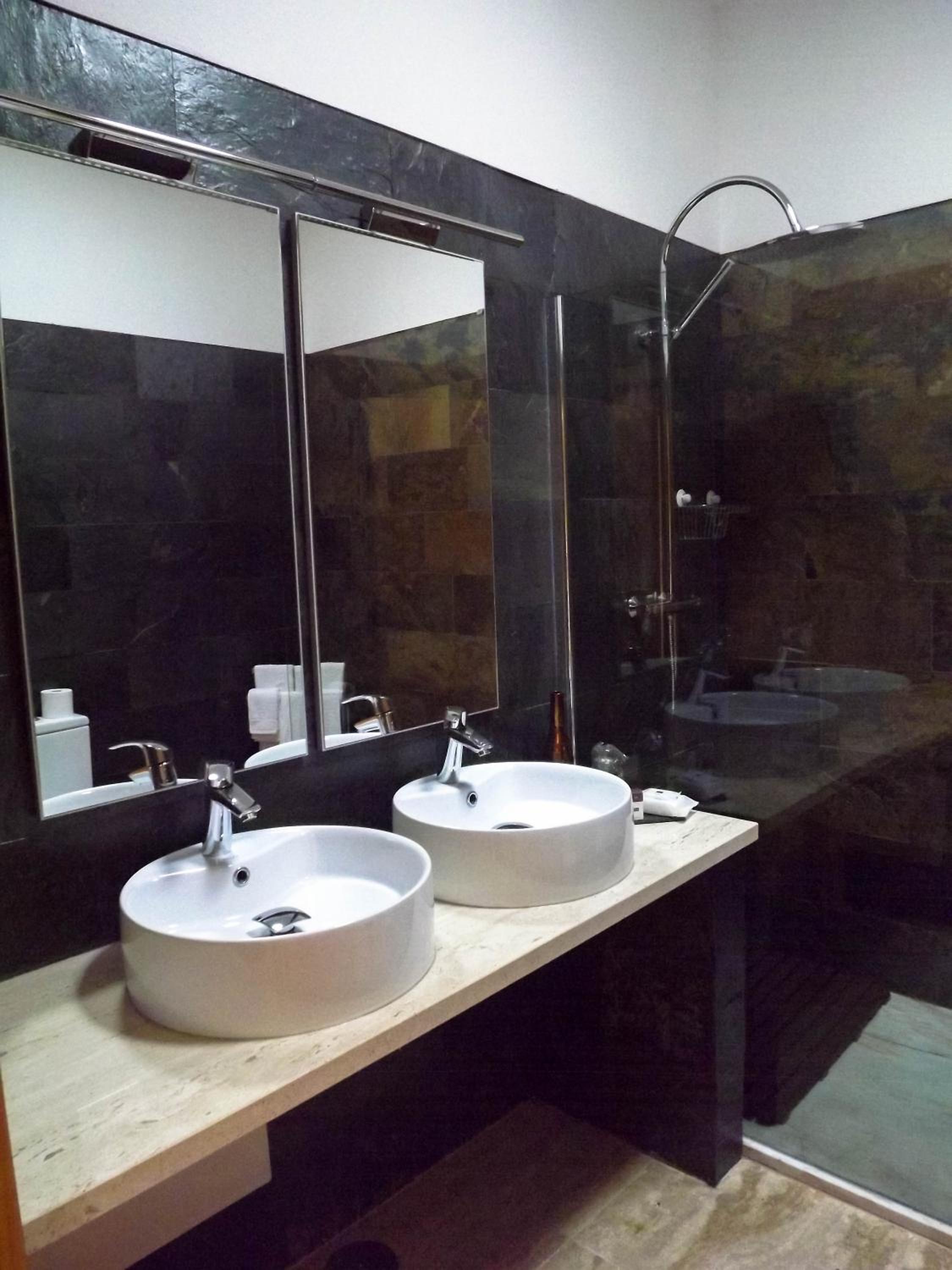 Double Room with Pool View - Photo 2