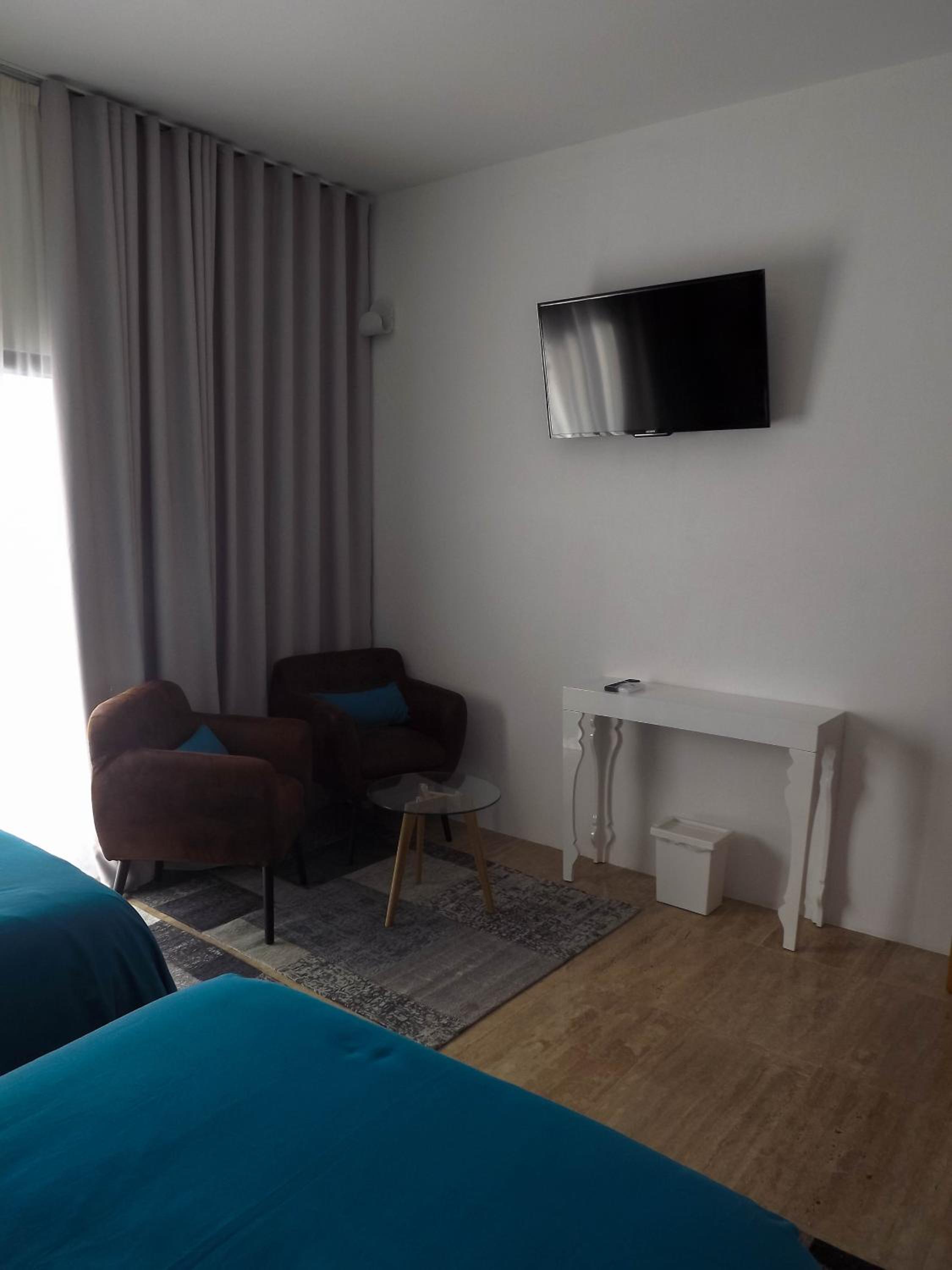 Twin Room with Pool View - Photo 5
