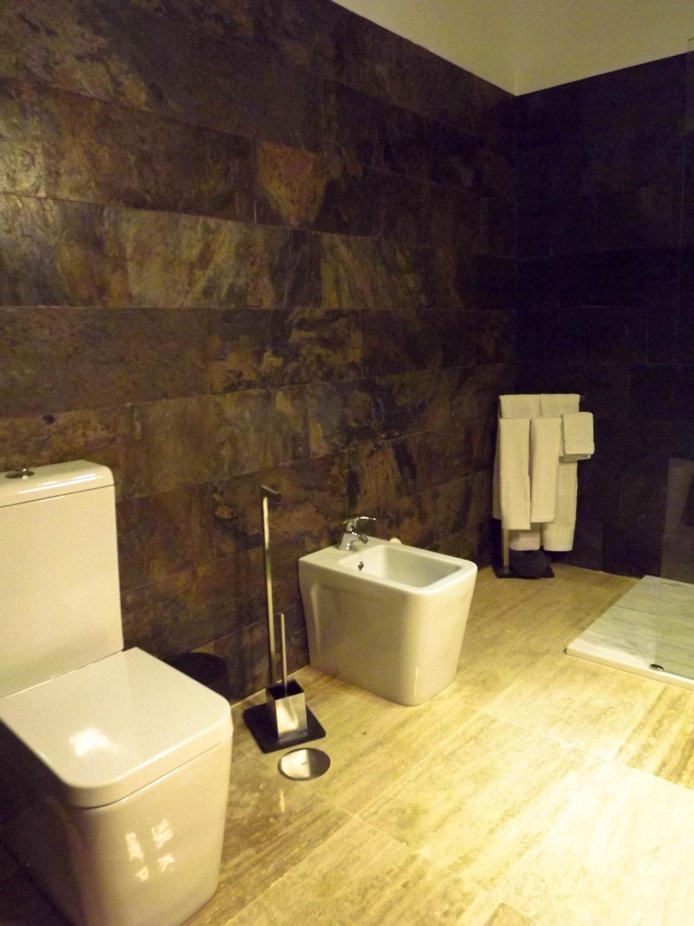 Queen Room with Pool View - Photo 4