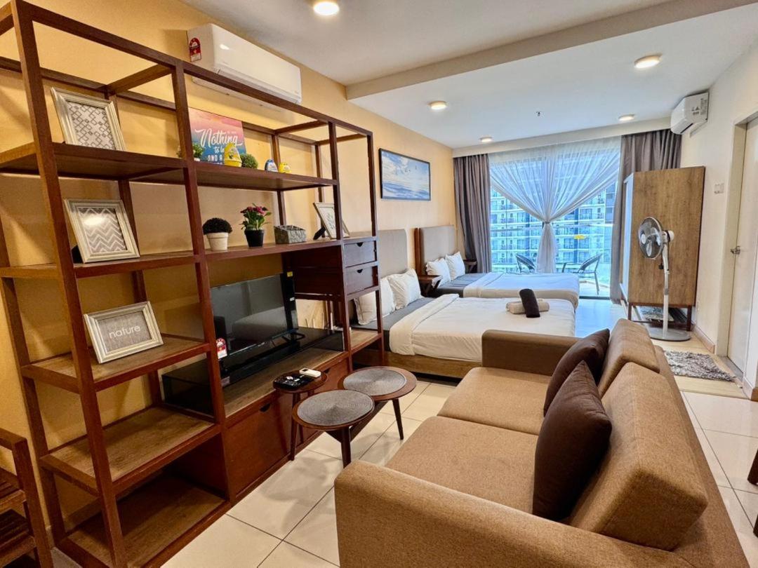 Queen Suite with Pool View