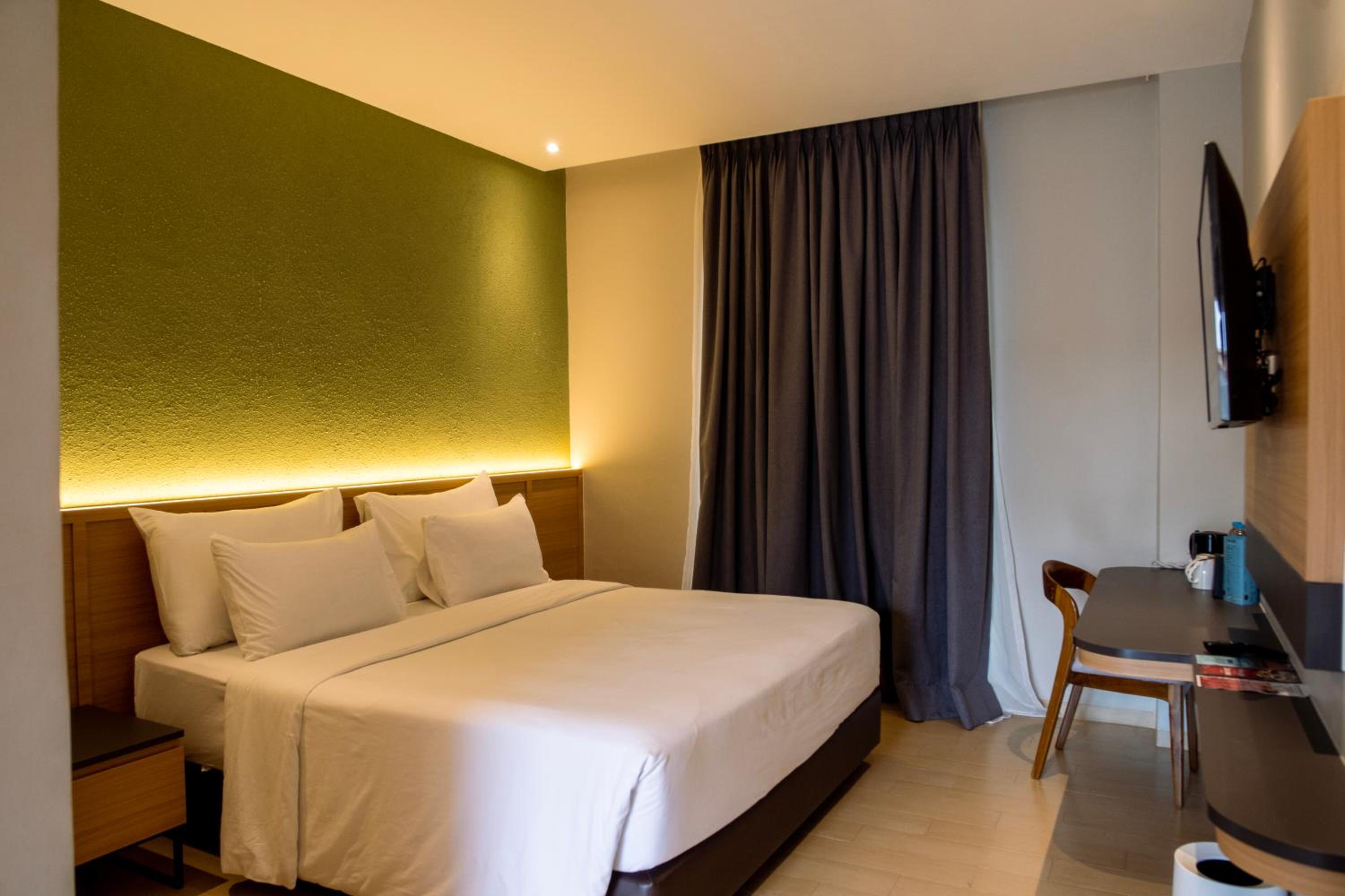 Deluxe King Room - Photo 2