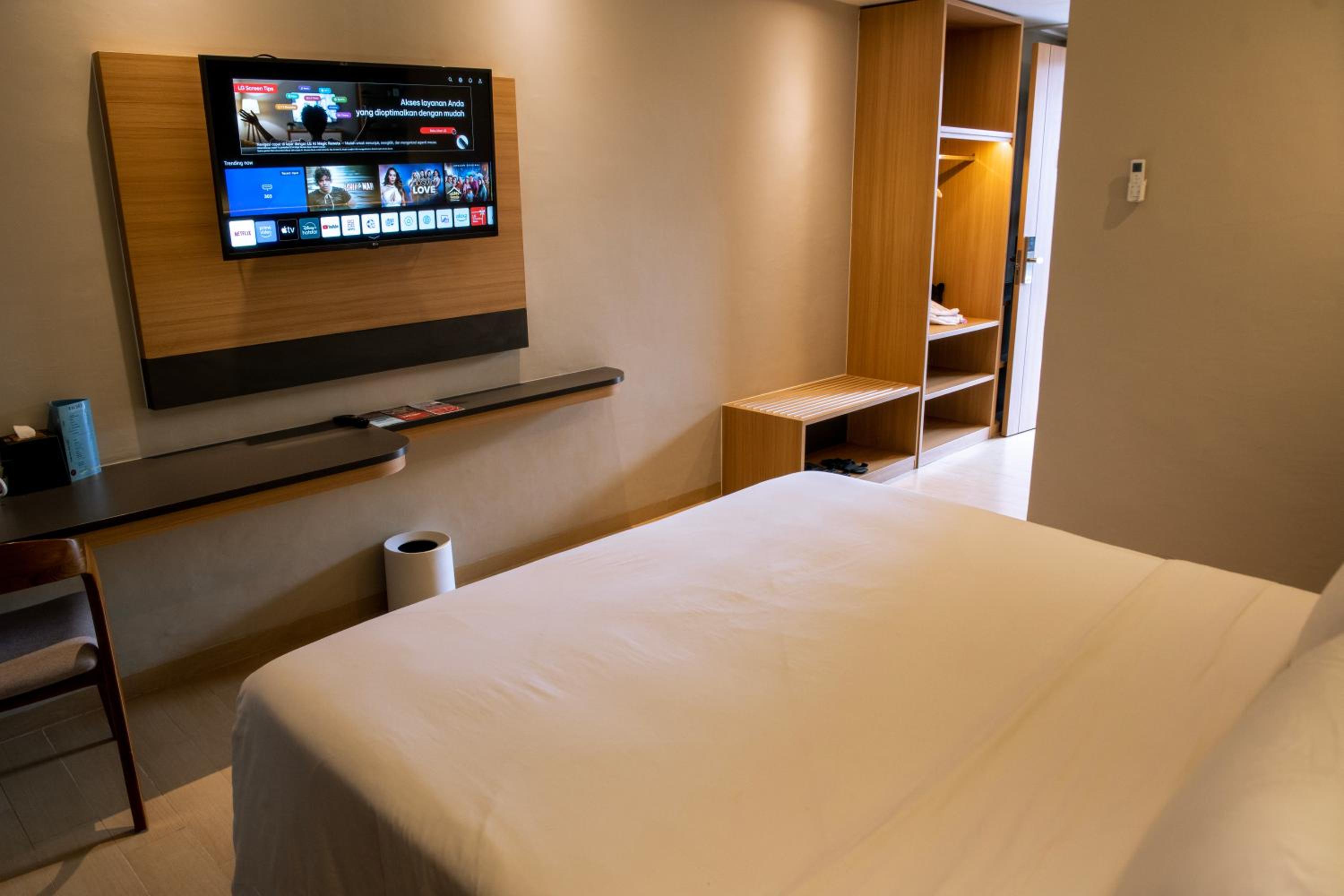 Deluxe King Room - Photo 4