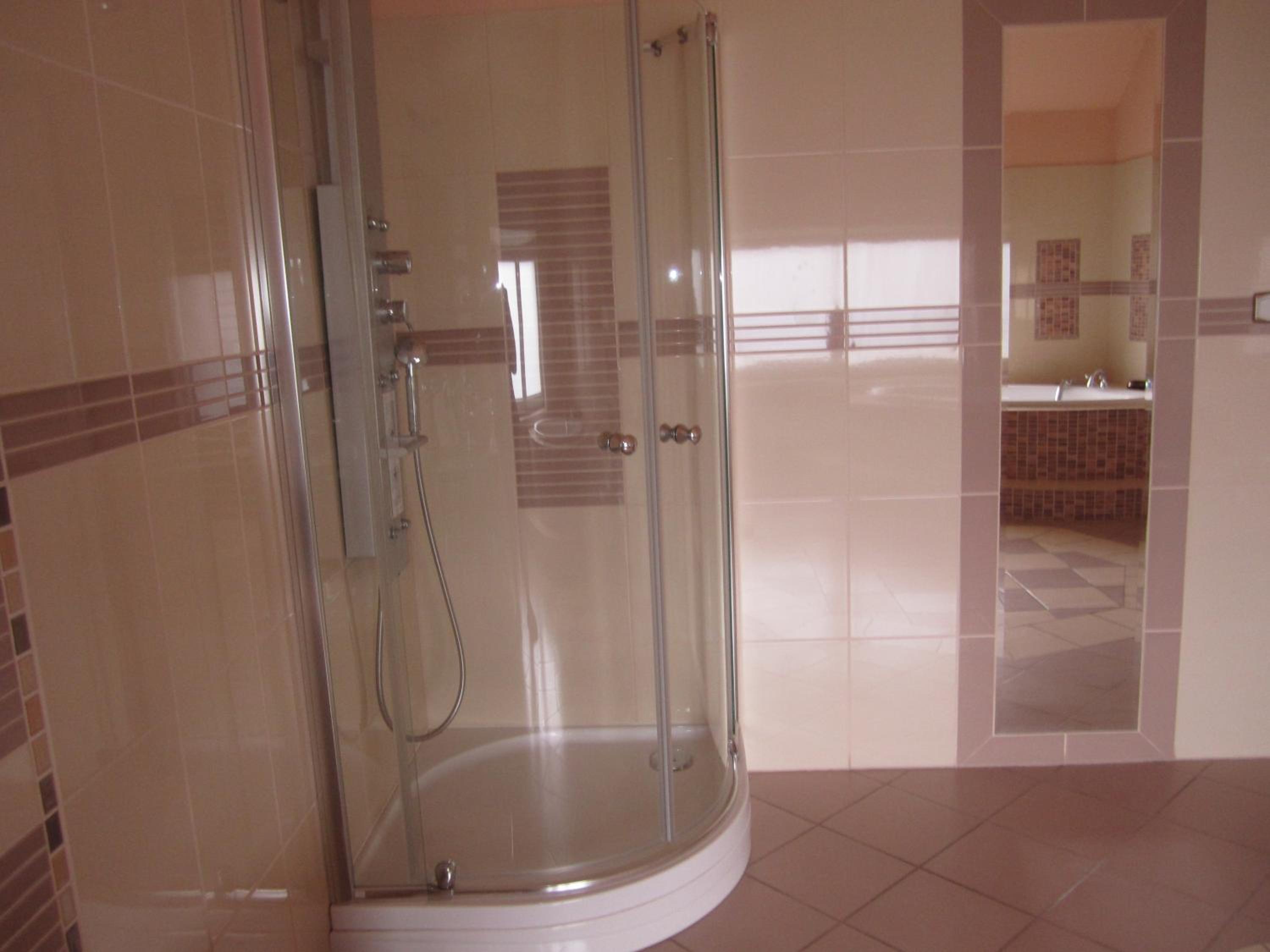 Deluxe Double Room with Bath - Photo 7