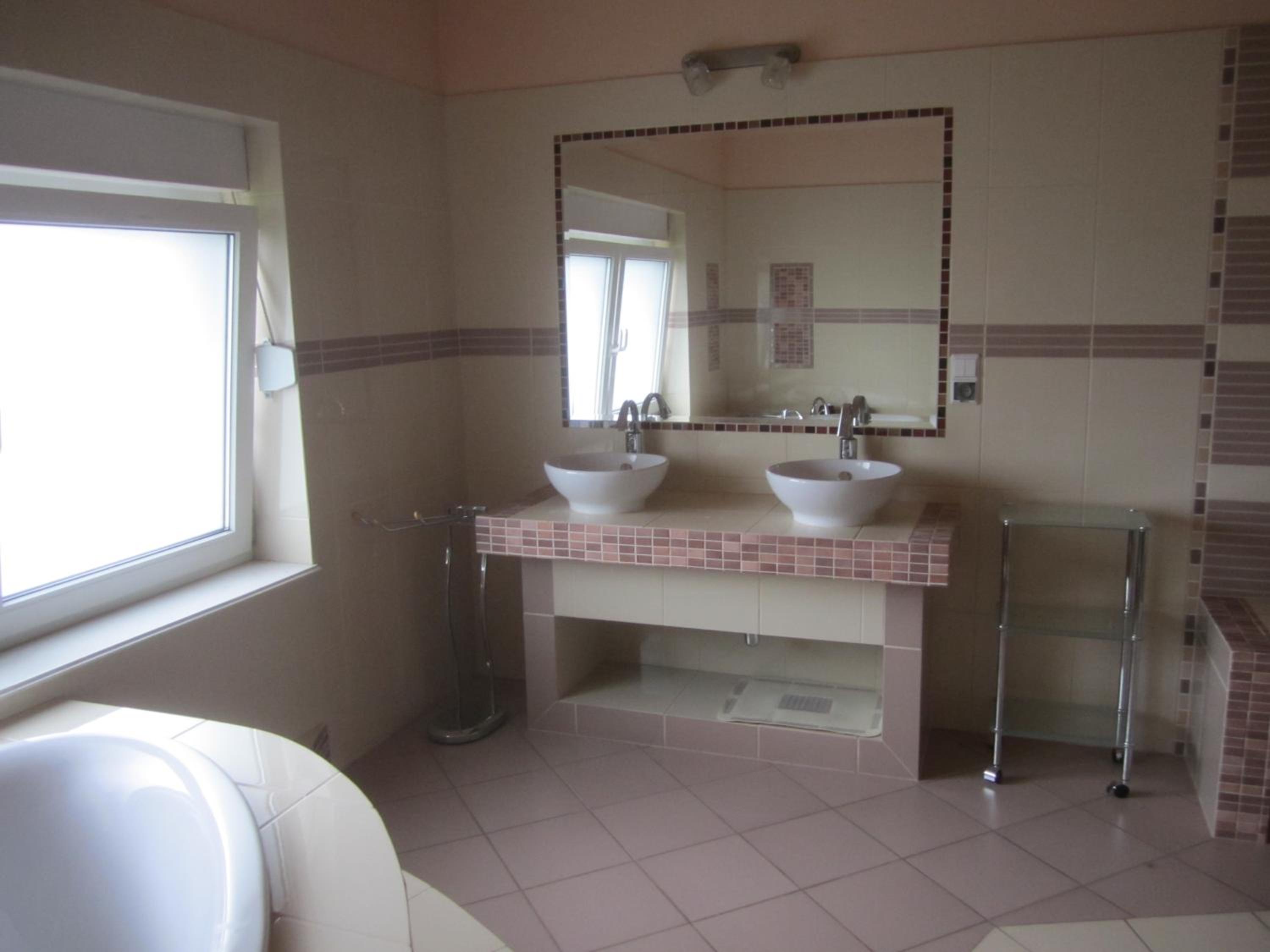 Deluxe Double Room with Bath - Photo 4