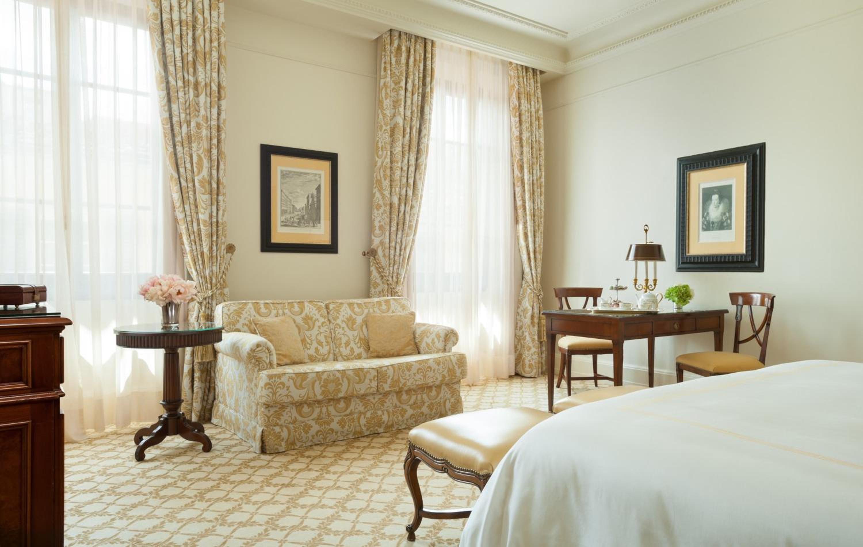Deluxe King Room thumbnail 6