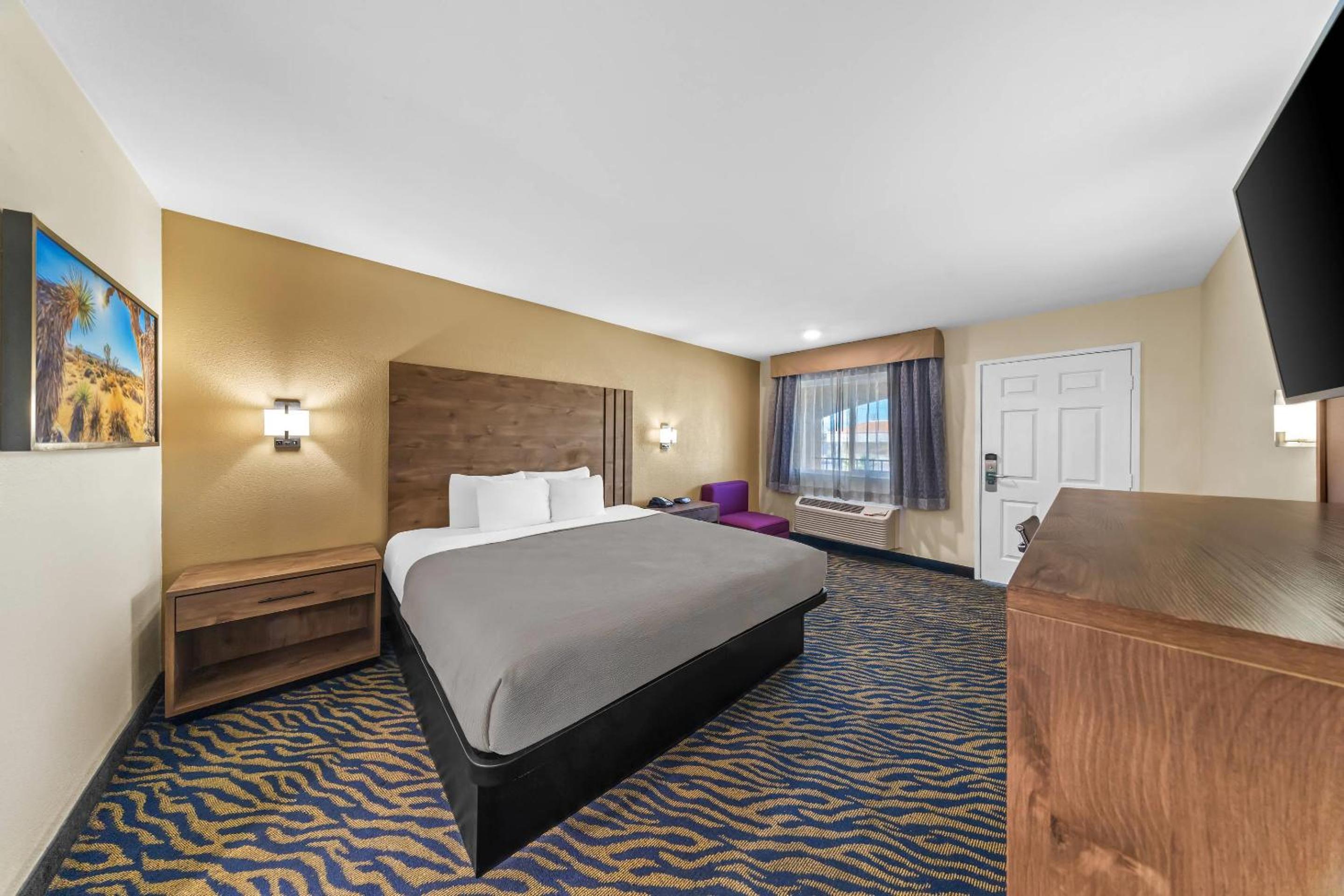 King Room - Non Smoking - Photo 3