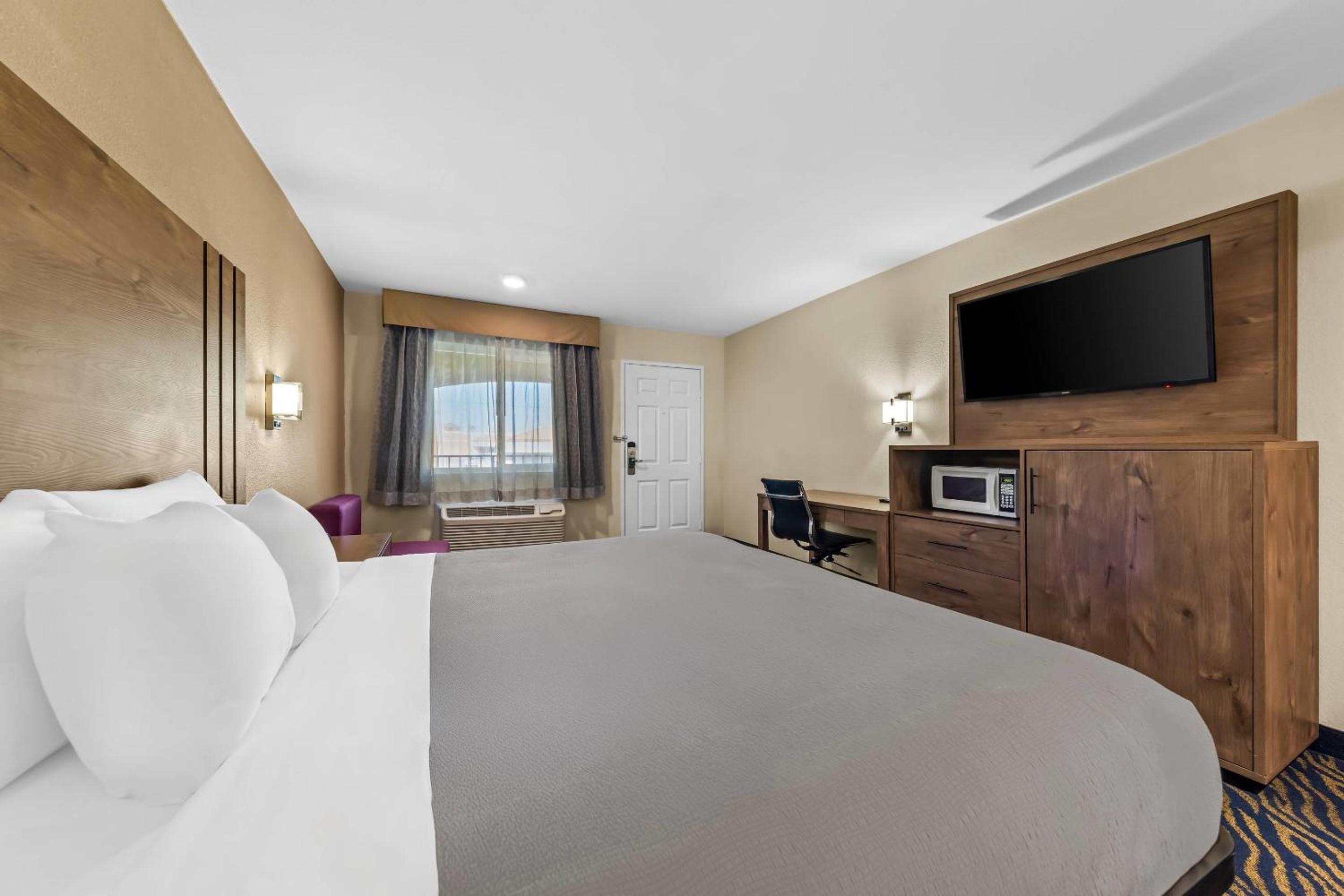 King Room - Non Smoking - Photo 4