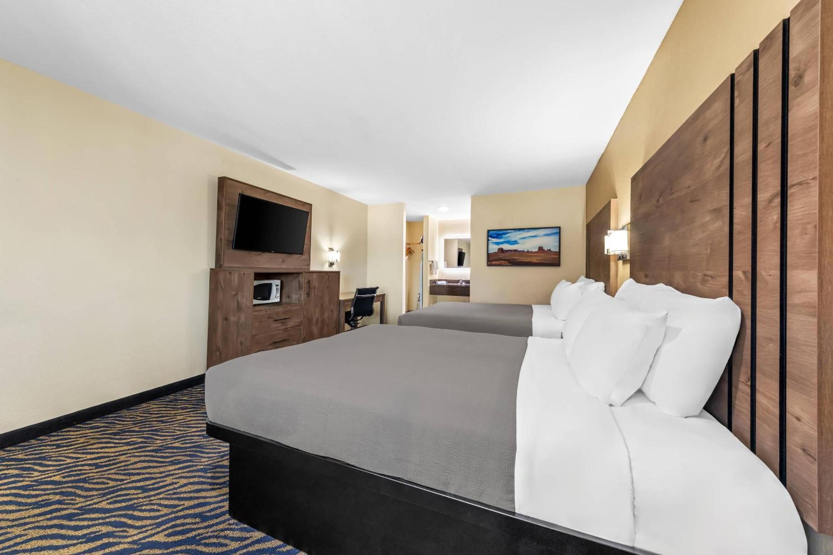 Quadruple Room with Two Queen Beds - Non Smoking - Photo 2
