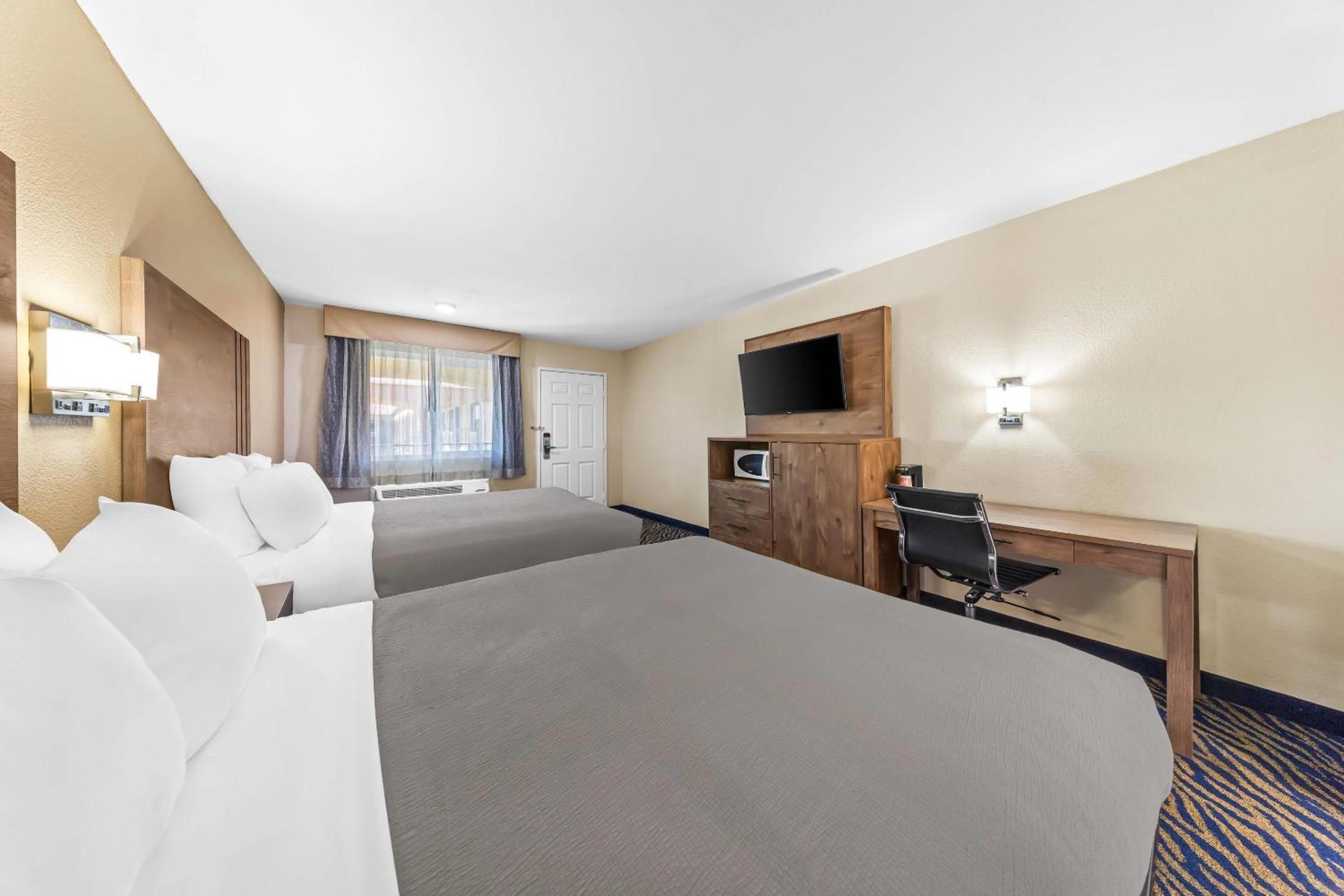 Quadruple Room with Two Queen Beds - Non Smoking - Photo 3