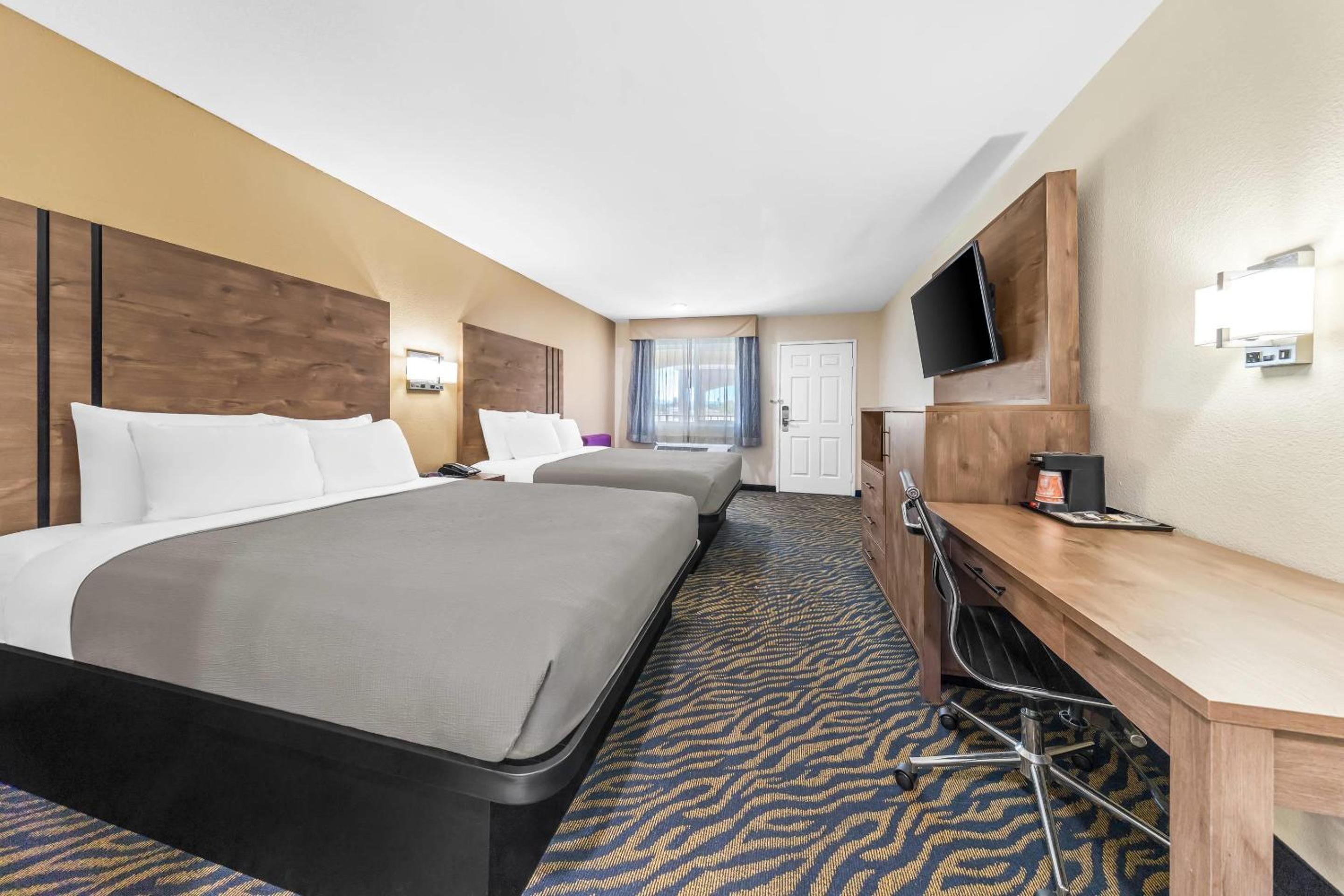 Quadruple Room with Two Queen Beds - Non Smoking - Photo 4