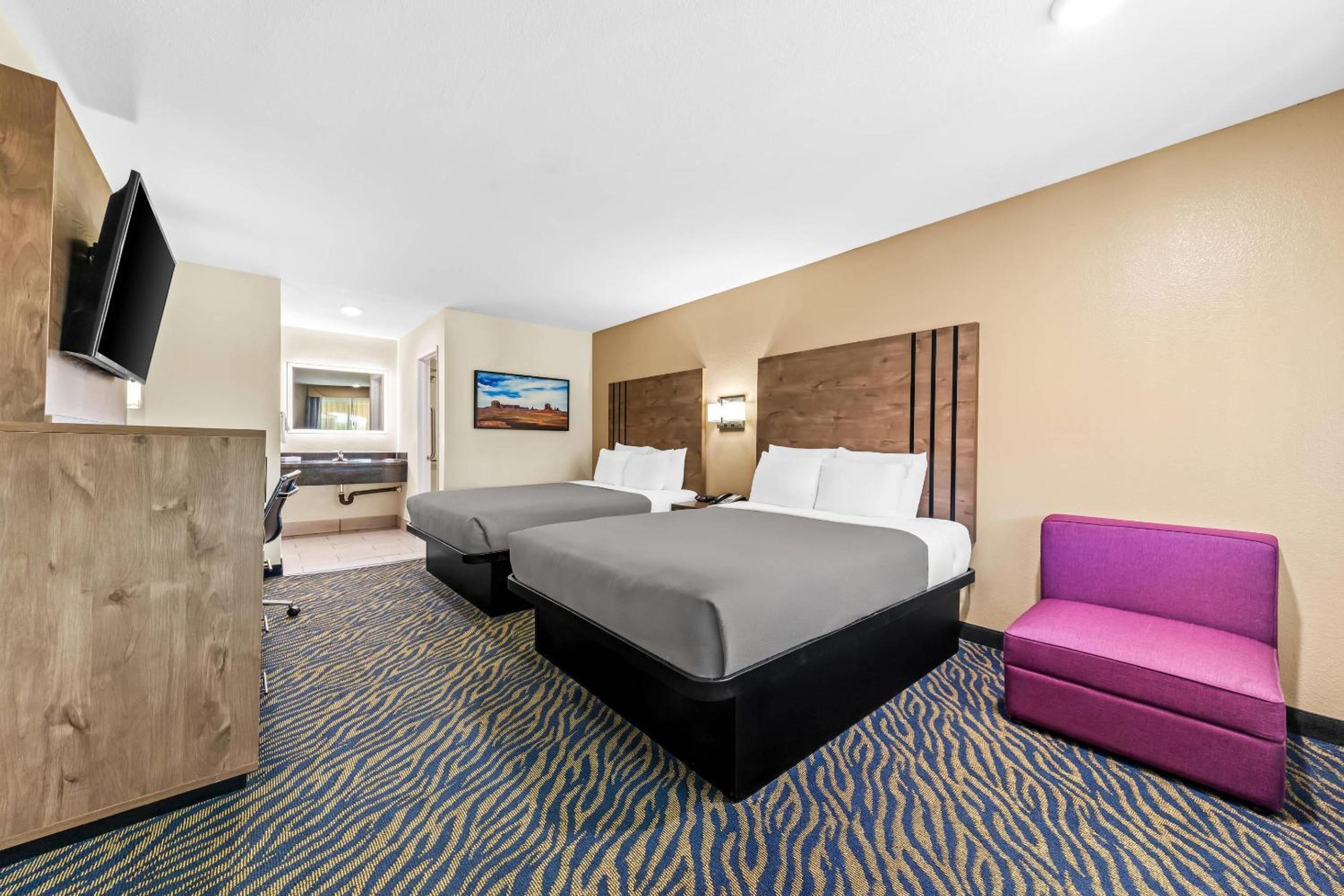 Quadruple Room with Two Queen Beds - Non Smoking - Photo 5
