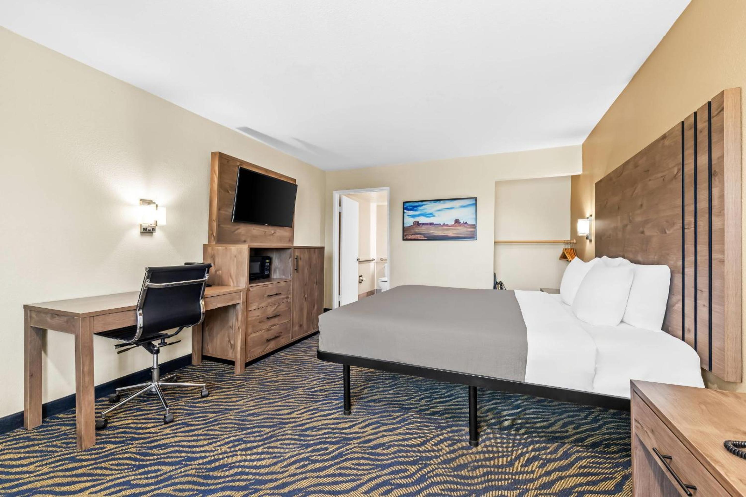 Quadruple Room with Two Queen Beds - Non Smoking - Photo 6