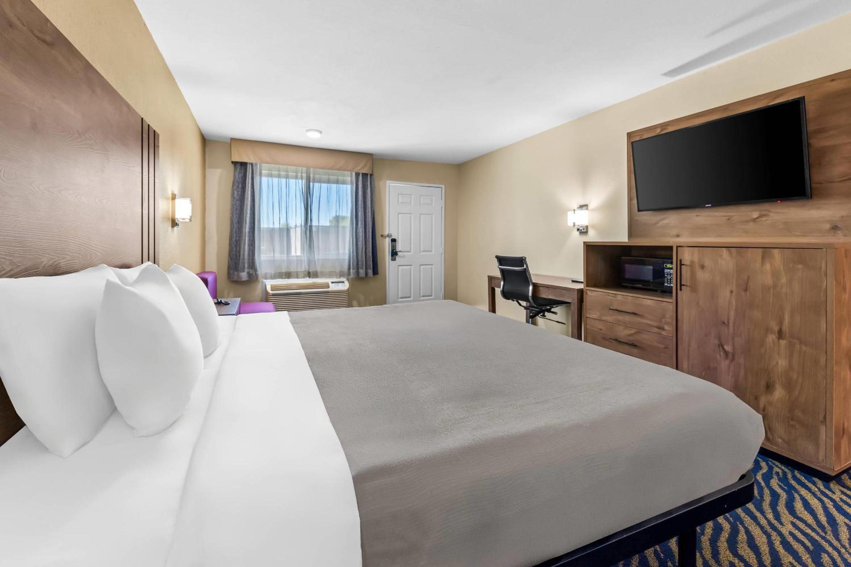 Quadruple Room with Two Queen Beds - Non Smoking - Photo 7