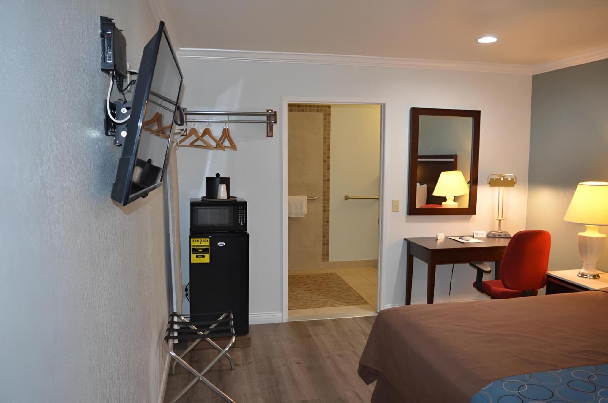 King Room with Roll-In Shower - Disability Access photo 3