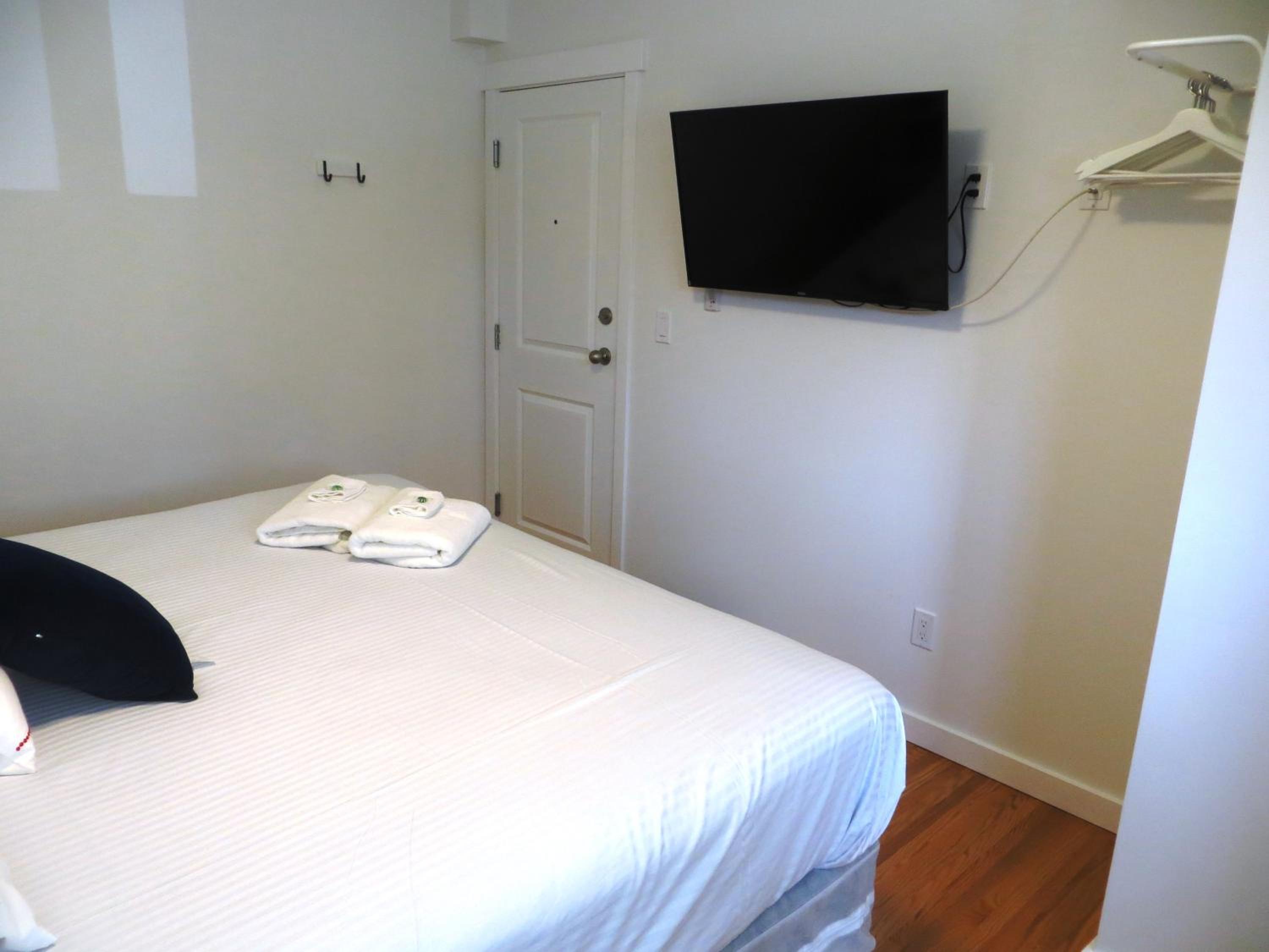 Deluxe Queen Room with Private Bath photo 3
