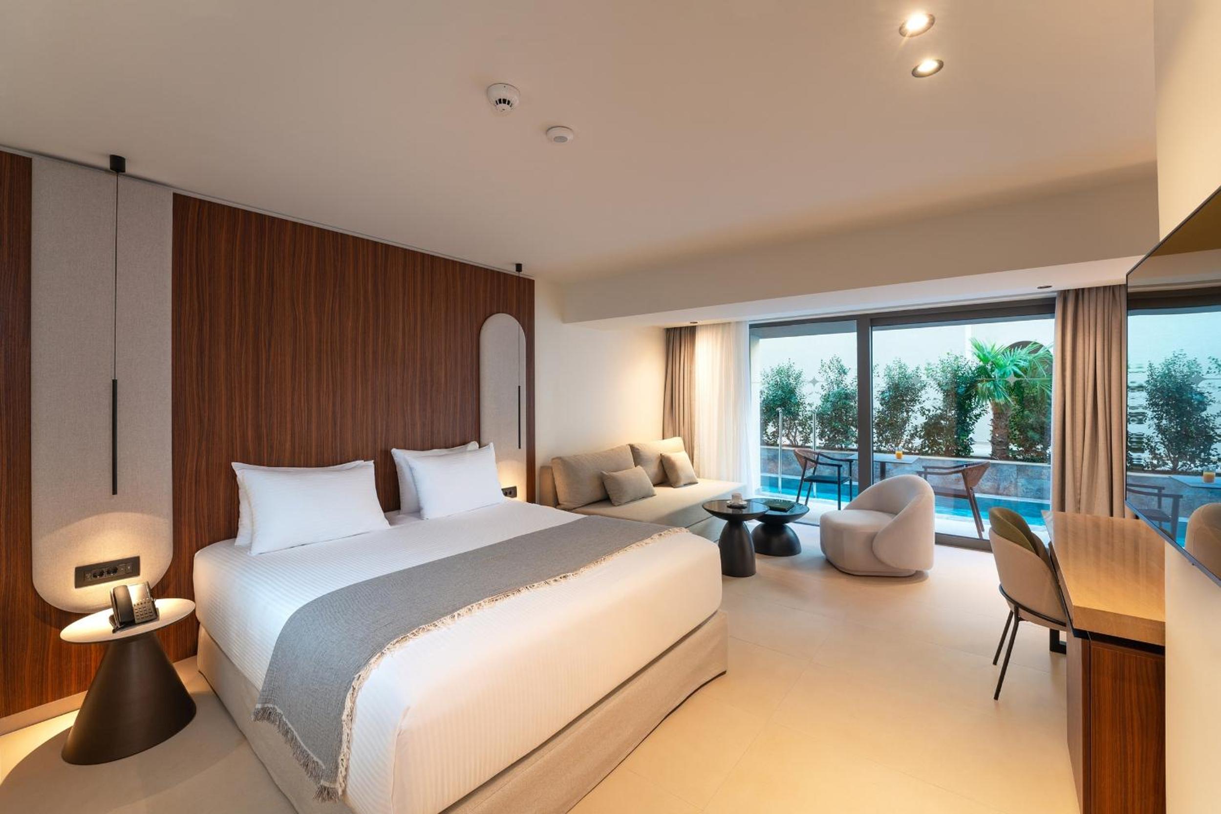 Deluxe Triple Room with Heated Swim Up Pool