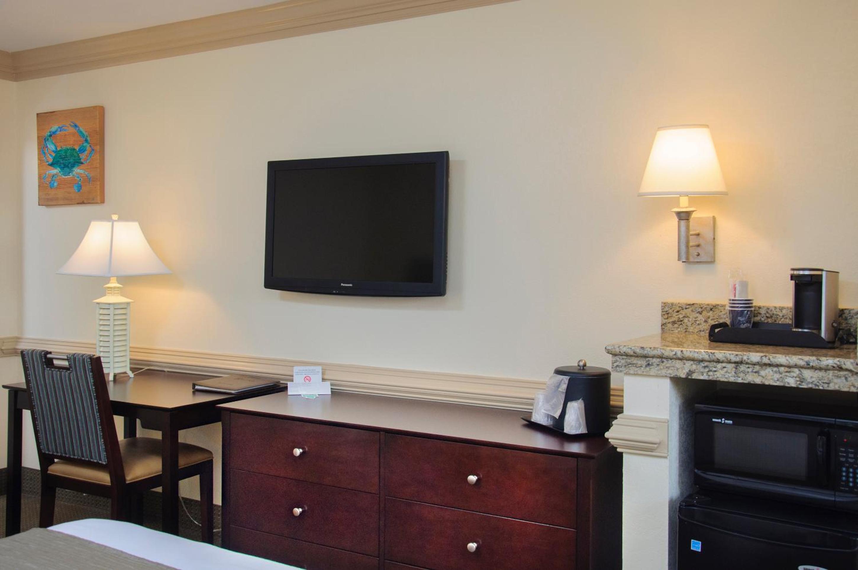 Disability Access/ Parking & Pool View with Two Queen Beds- Main Building