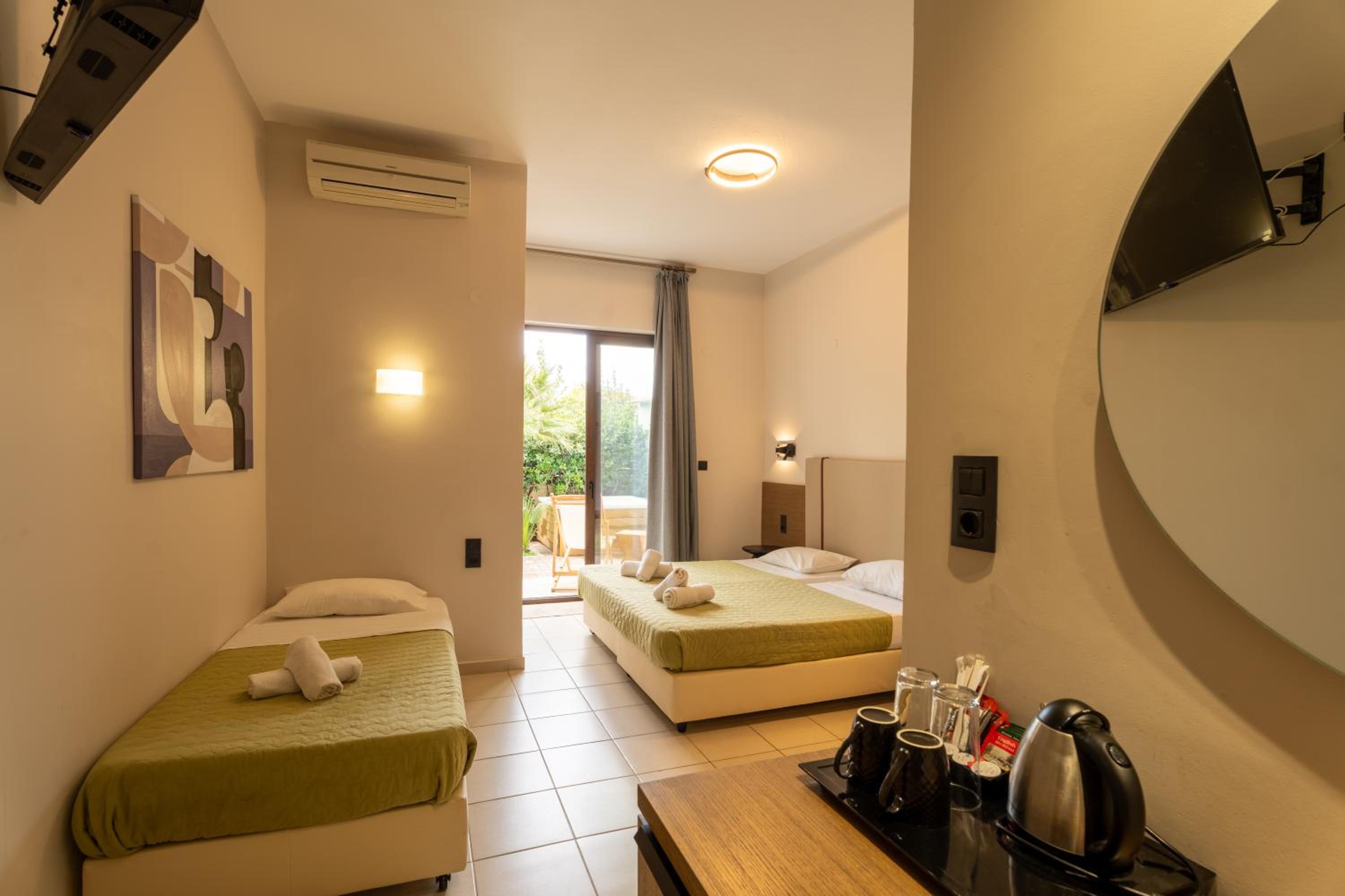Triple Room with Jacuzzi photo 3