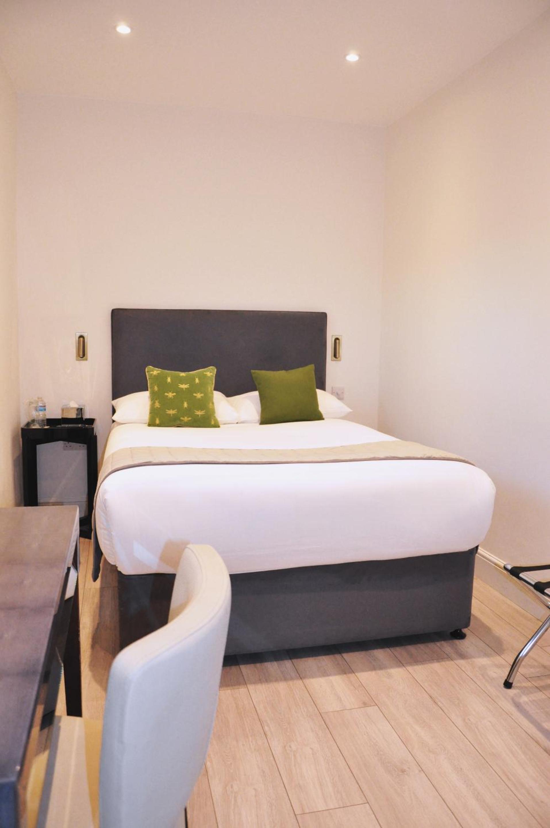 Double Room with Private Bathroom - Photo 8