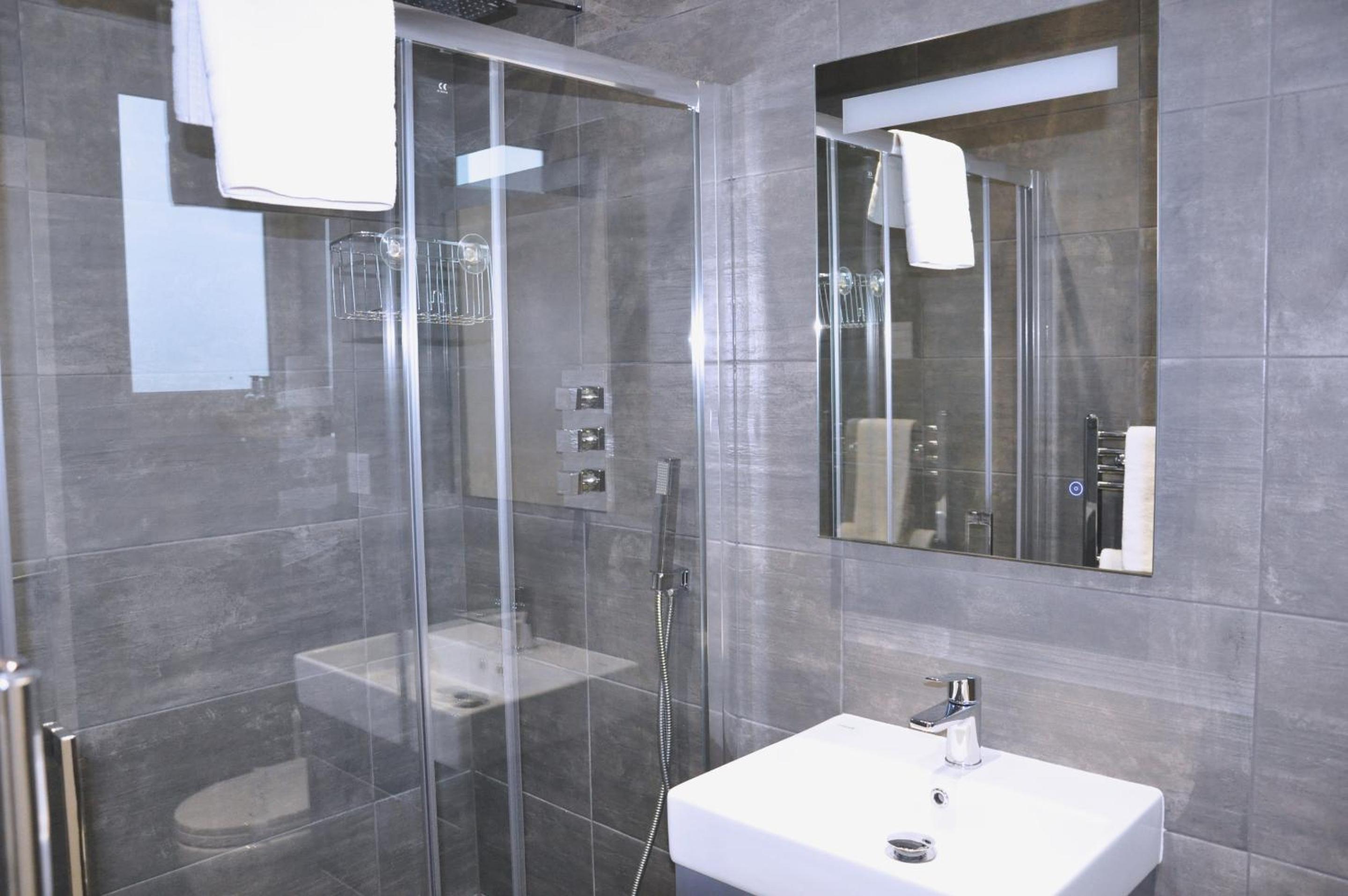 Double Room with Private Bathroom - Photo 12