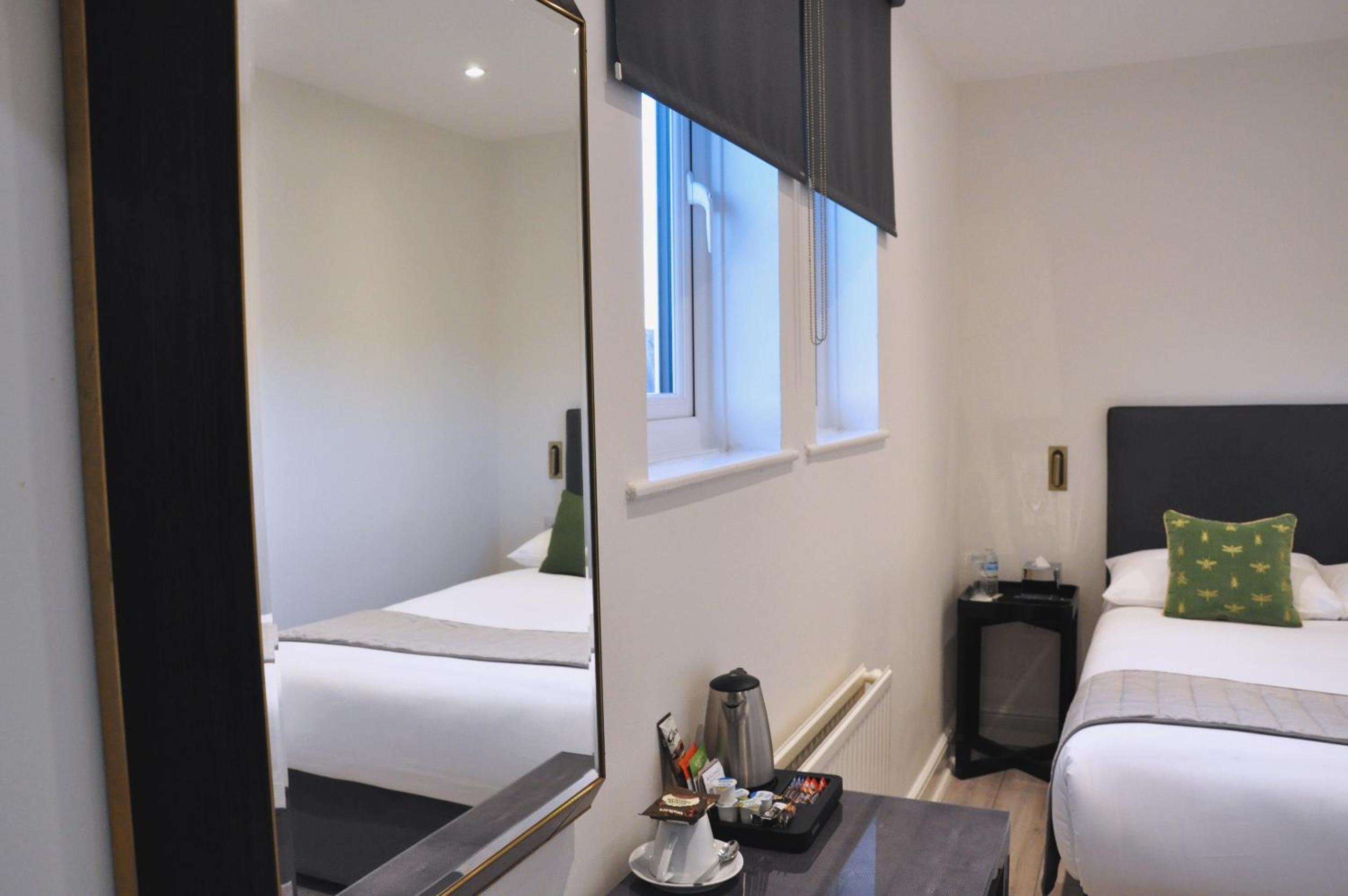 Double Room with Private Bathroom - Photo 10