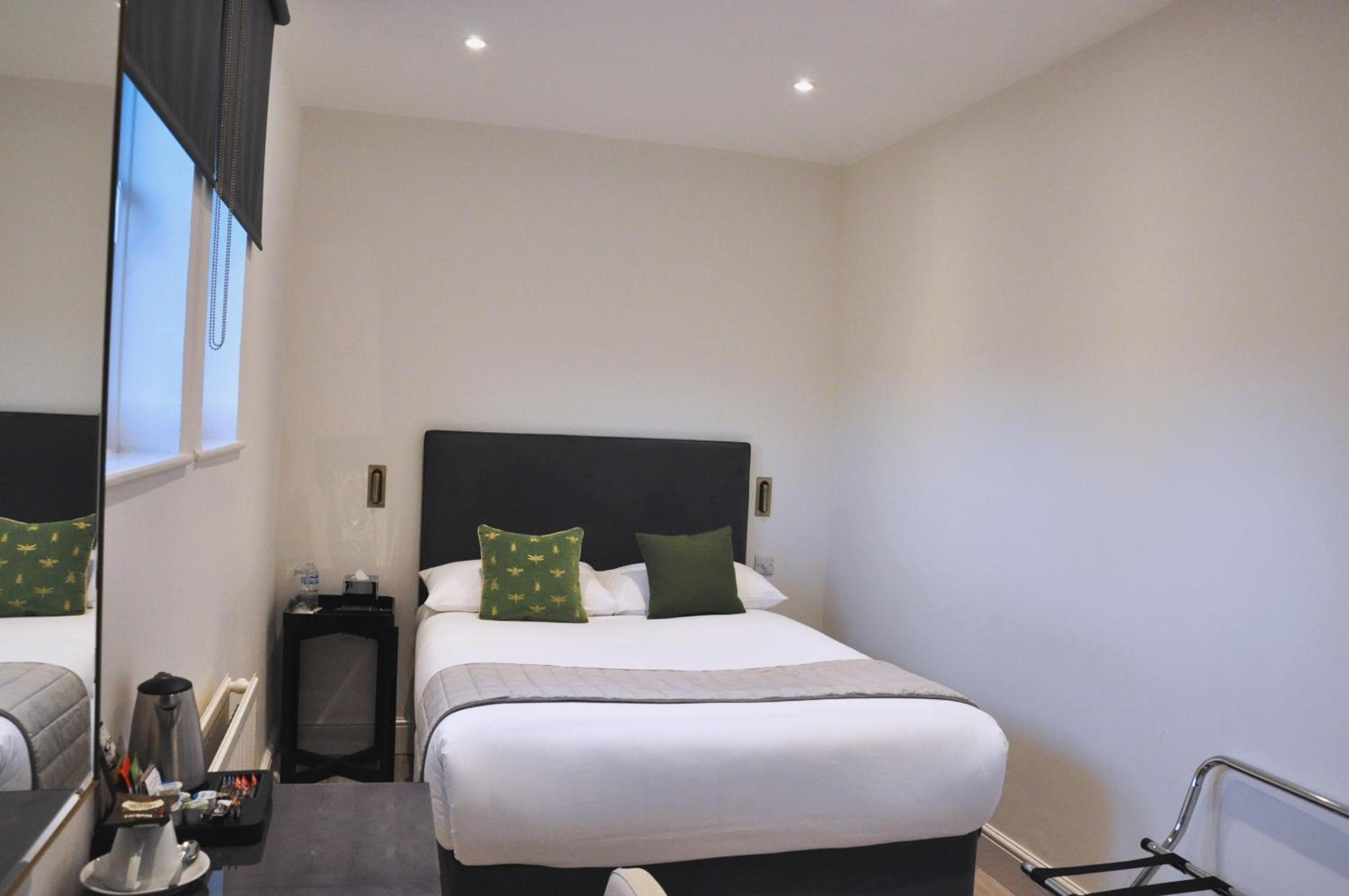 Double Room with Private Bathroom - Photo 13
