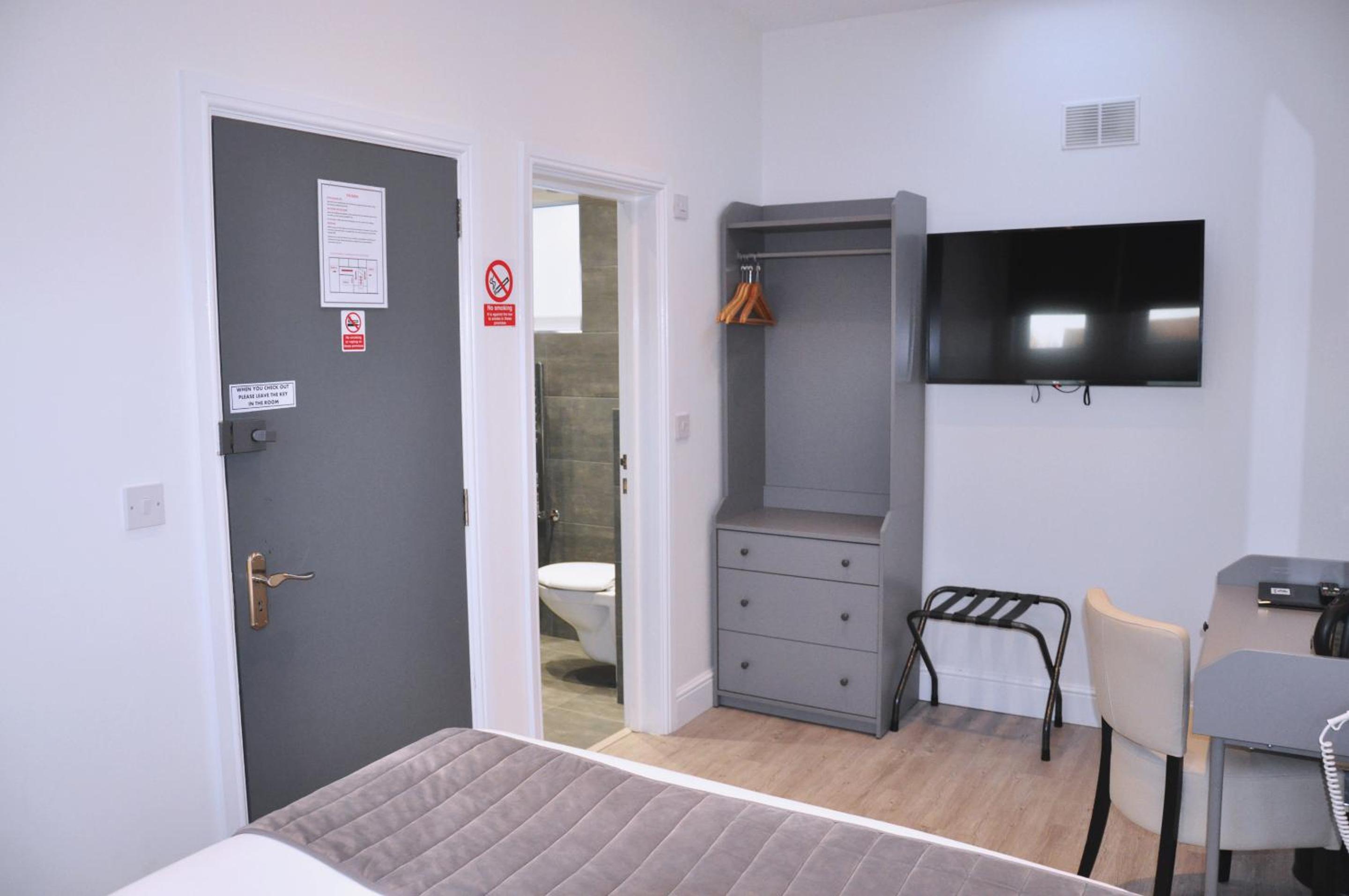 Double Room with Private Bathroom - Photo 14