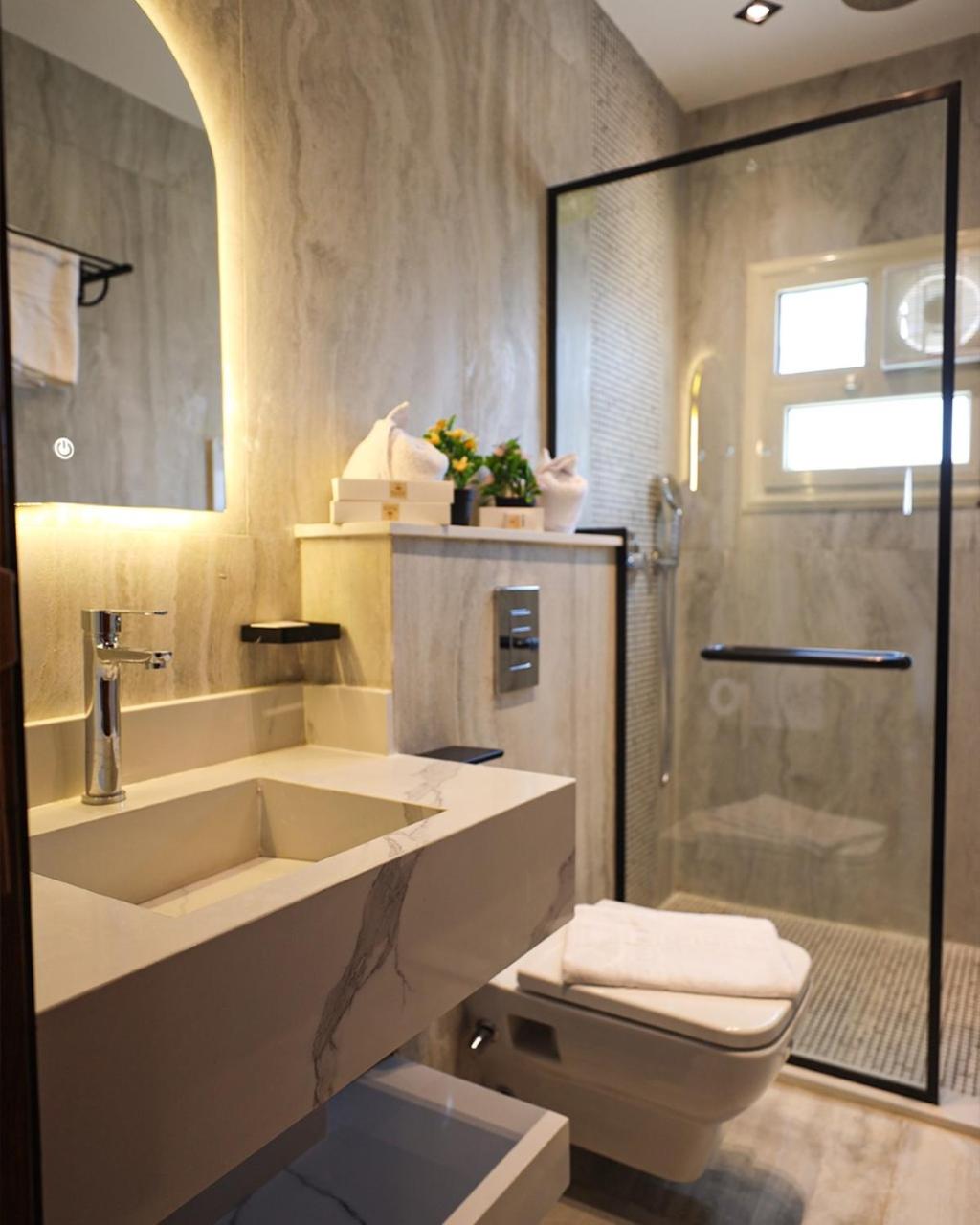 Classic Suite with Private Terrace Partial Pyramid View & City View photo 2