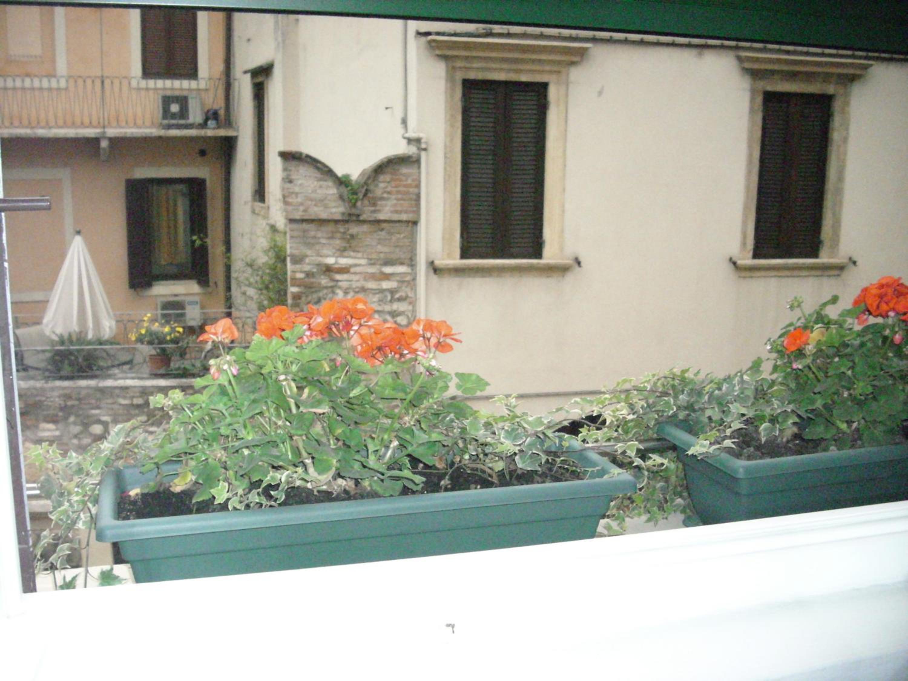Deluxe Double Room with Private Bathroom - Photo 2
