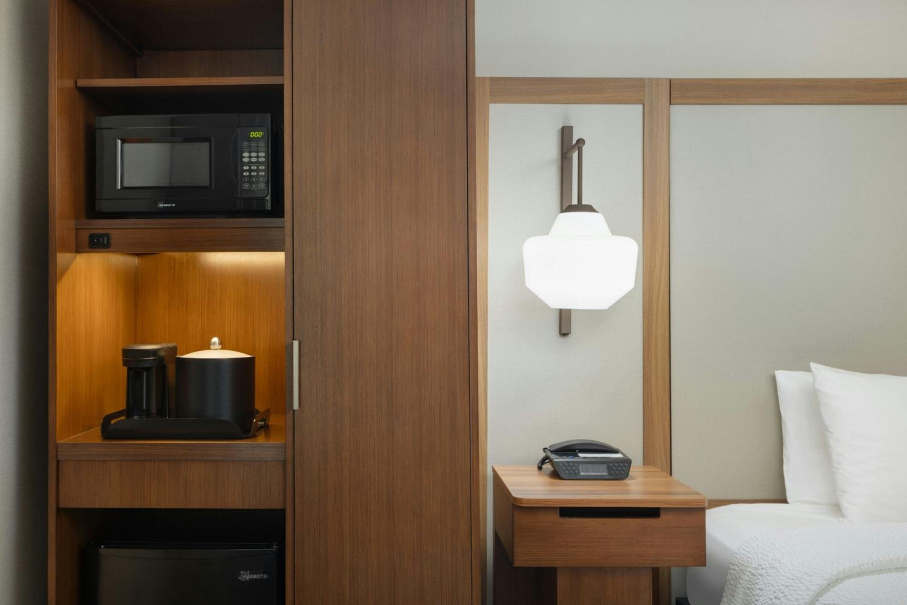 Queen Room - Hearing Accessible - Photo 6