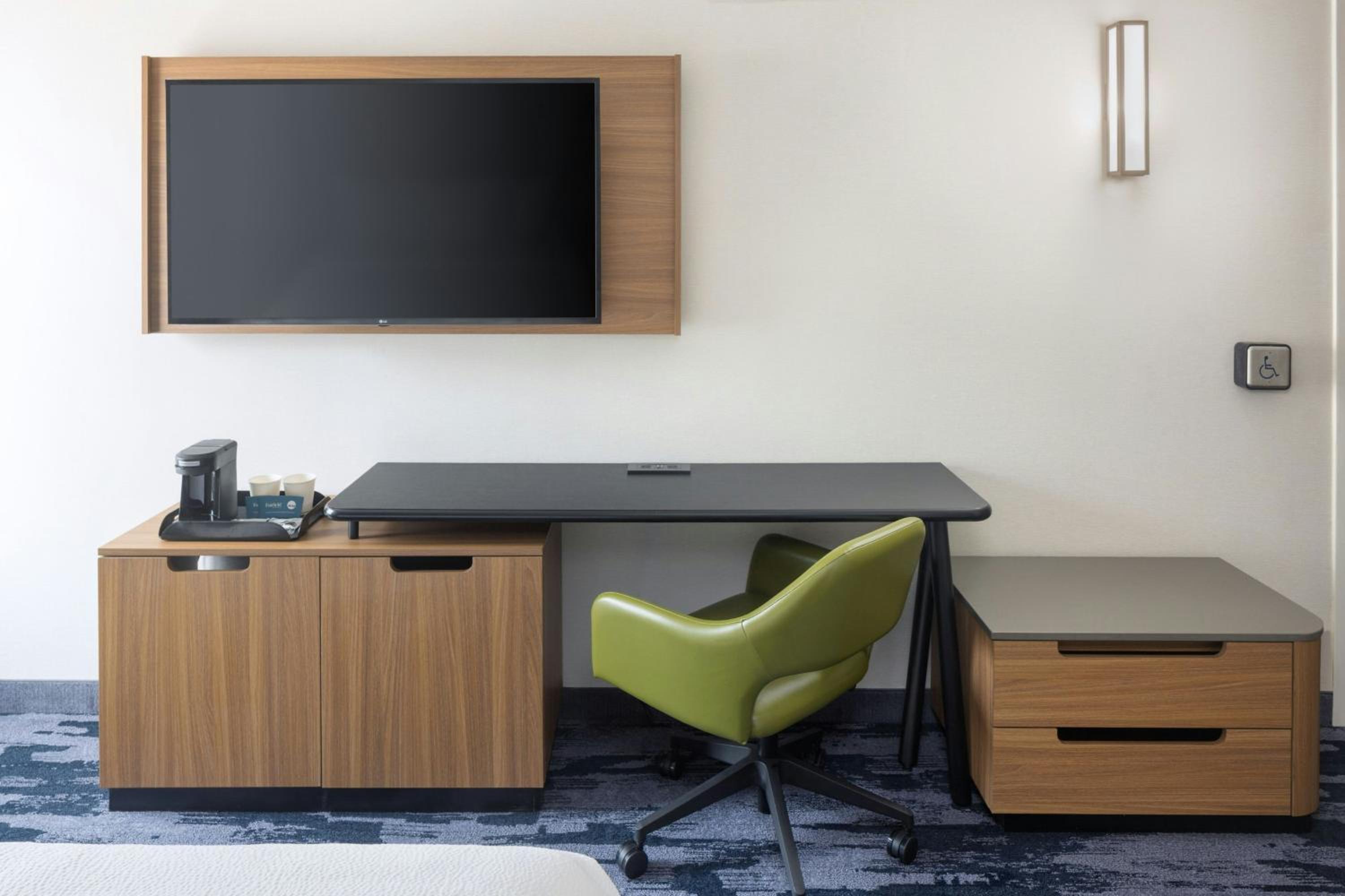 Queen Room - Hearing Accessible - Photo 7