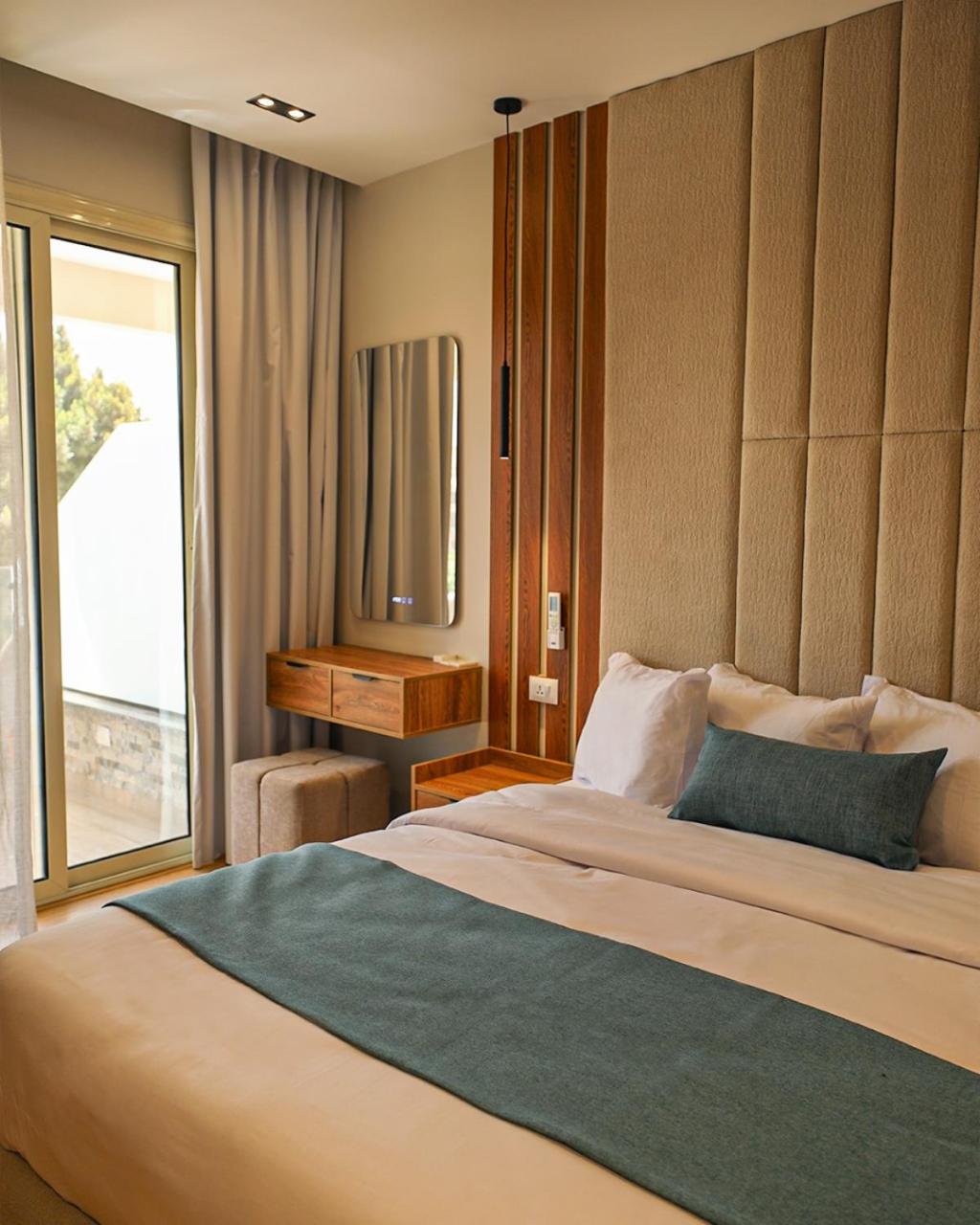 Superior Suite with Balcony Side Pyramid View photo 1