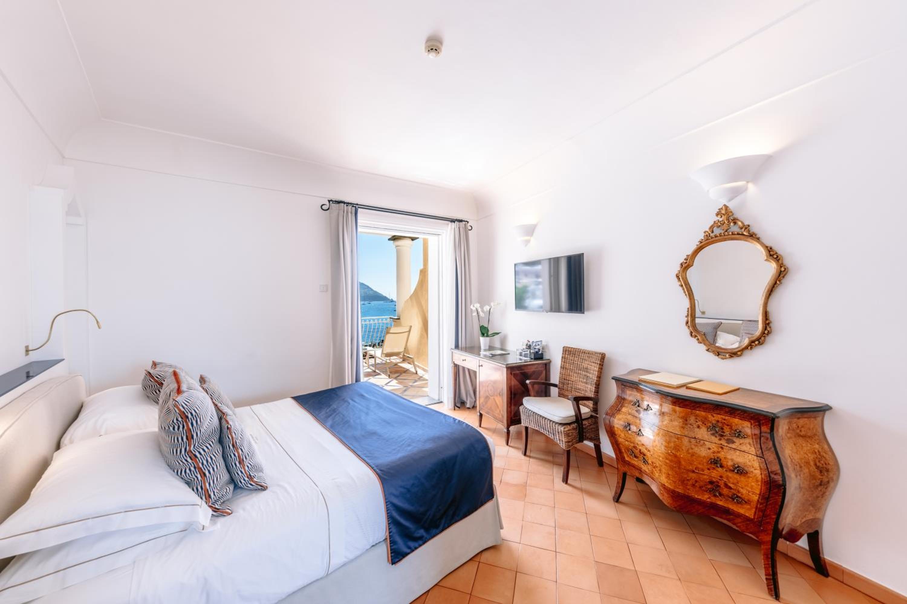 Double Room with Balcony and Sea View - Photo 2