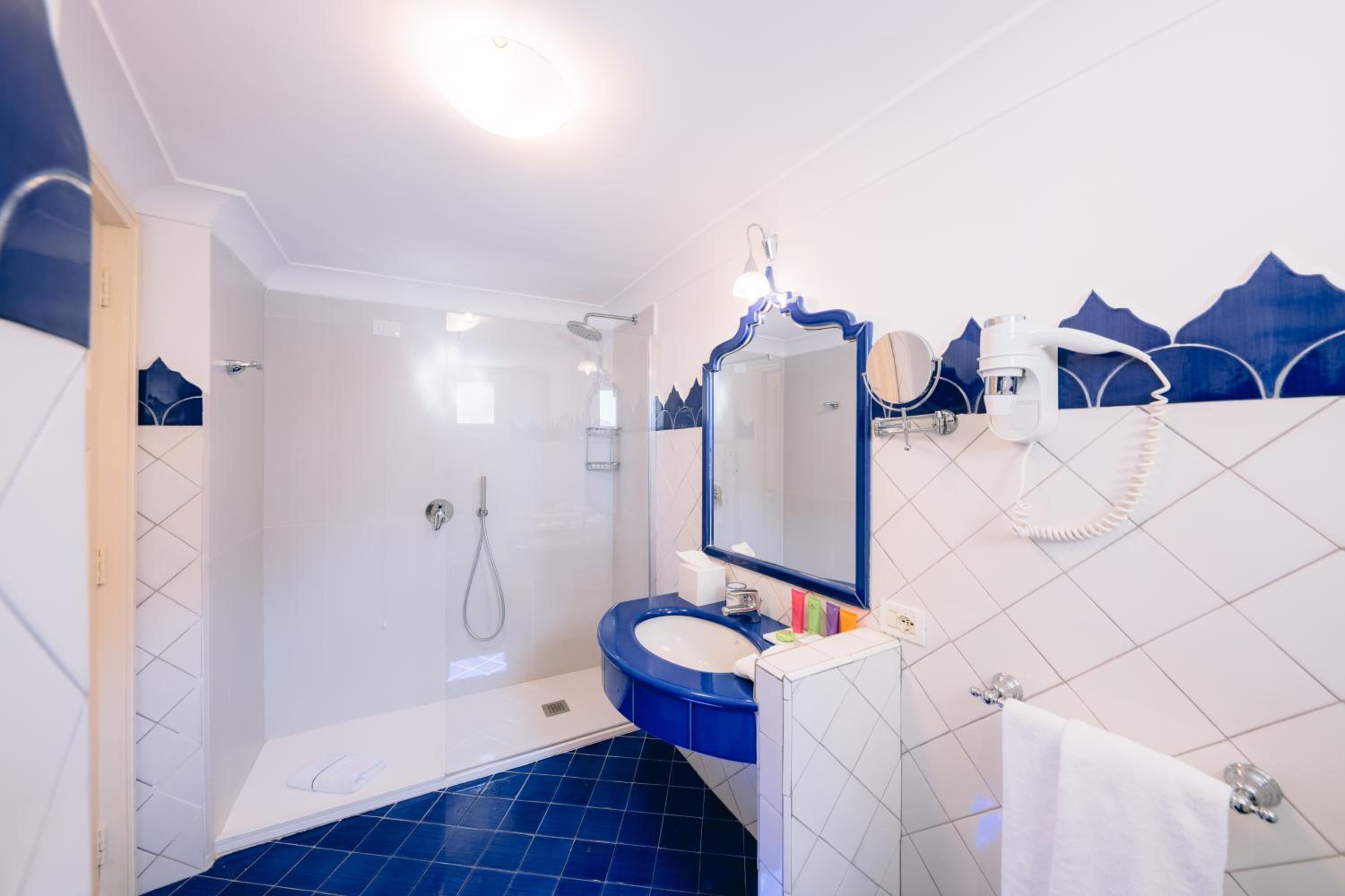 Double Room with Balcony and Sea View - Photo 6