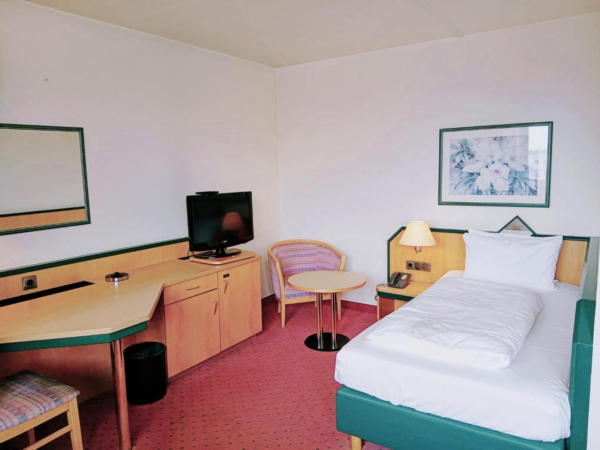 Standard Room with One Twin Bed thumbnail 5