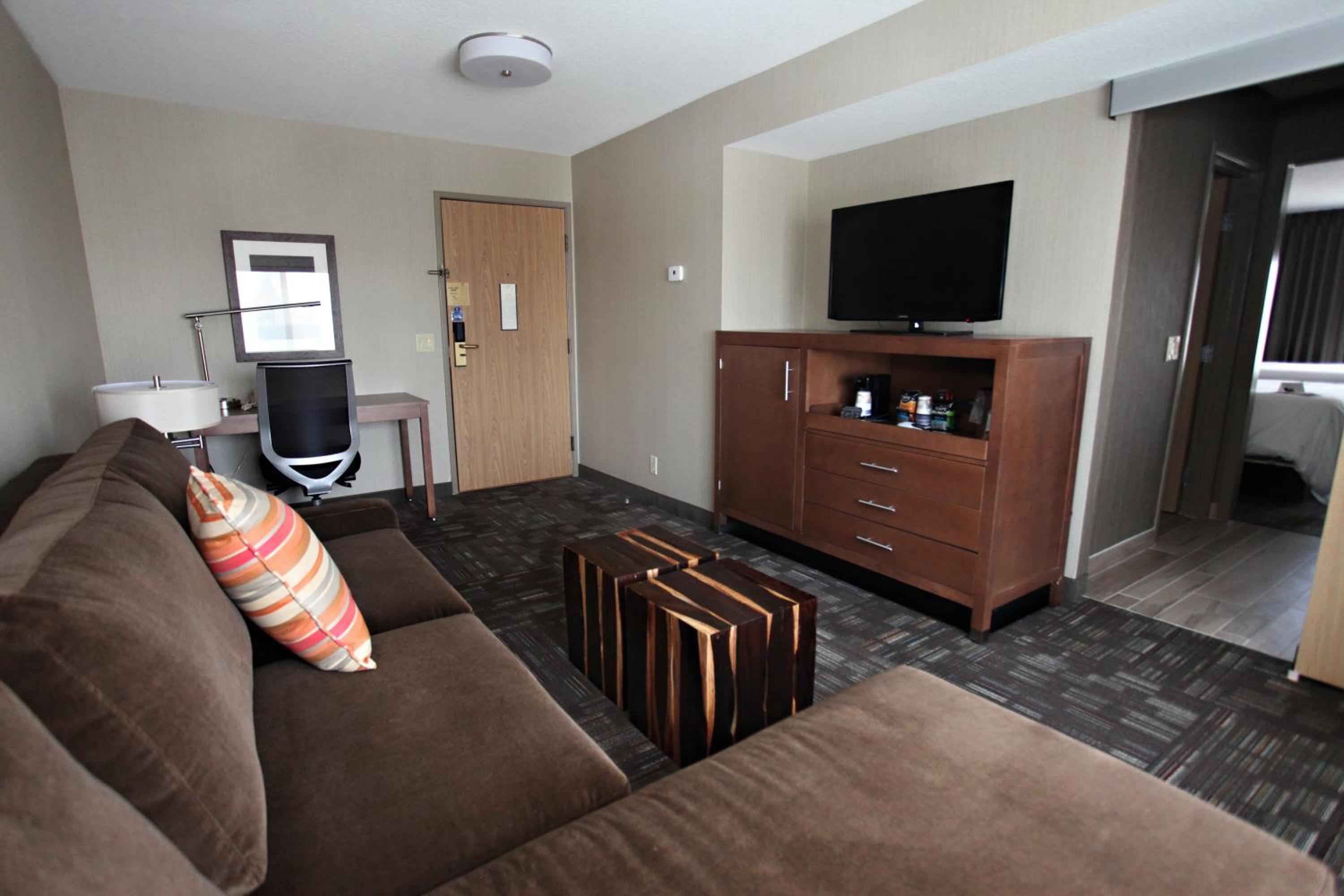 Queen Suite with Two Queen Beds and Sofa Bed - Photo 3