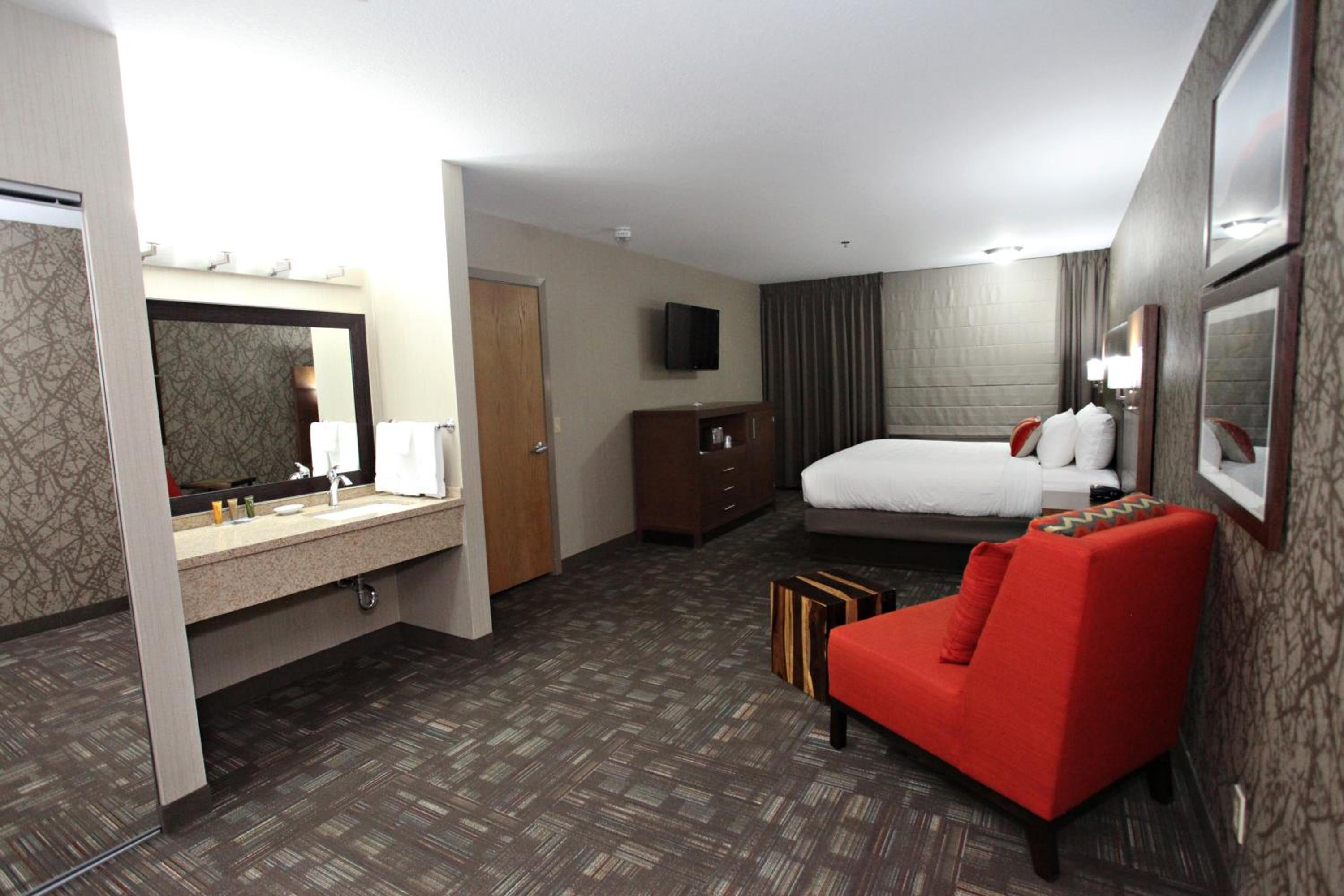 King Room with Bath Tub - Disability Access/Non-Smoking  photo 3