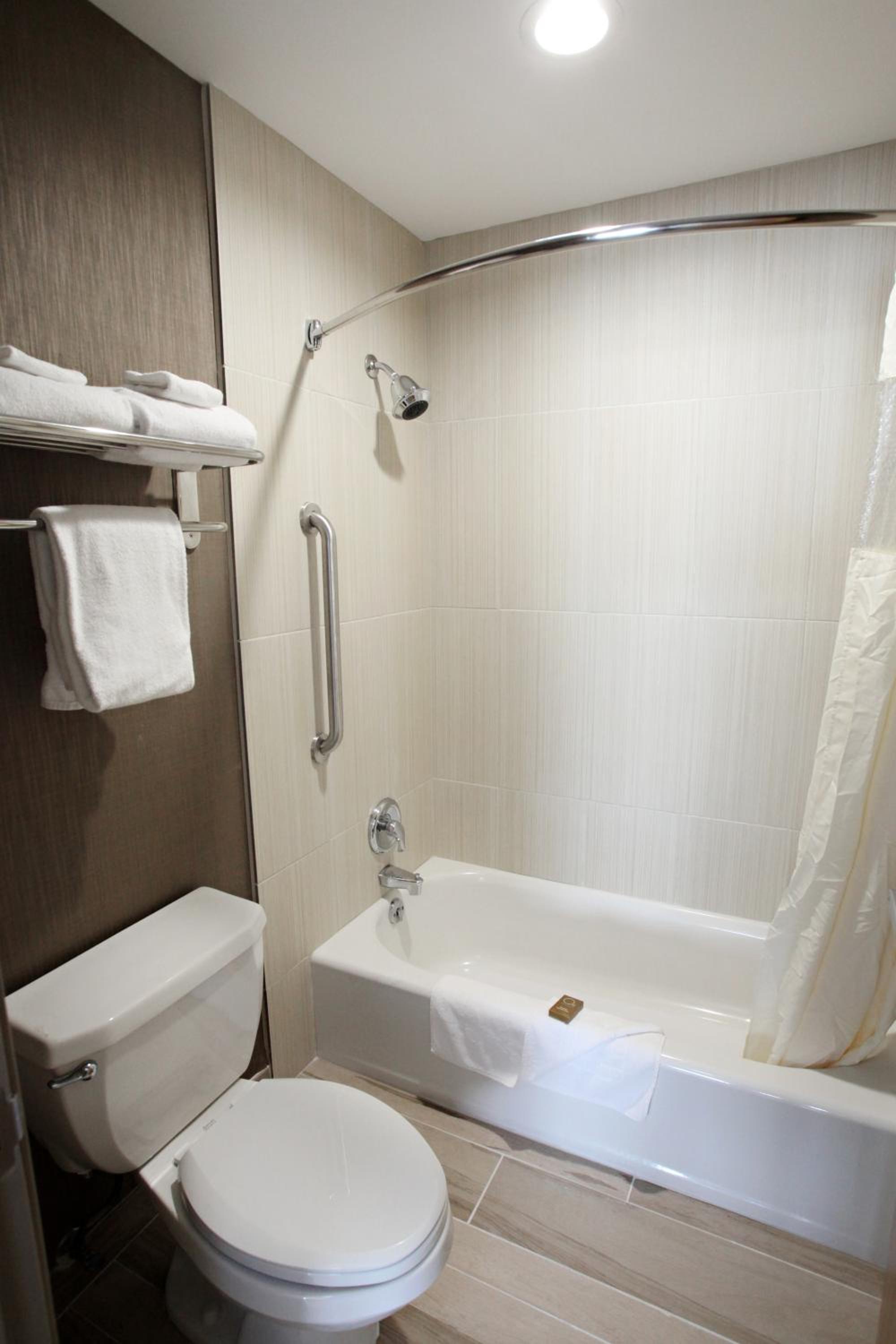 King Room with Sofa Bed - Photo 8