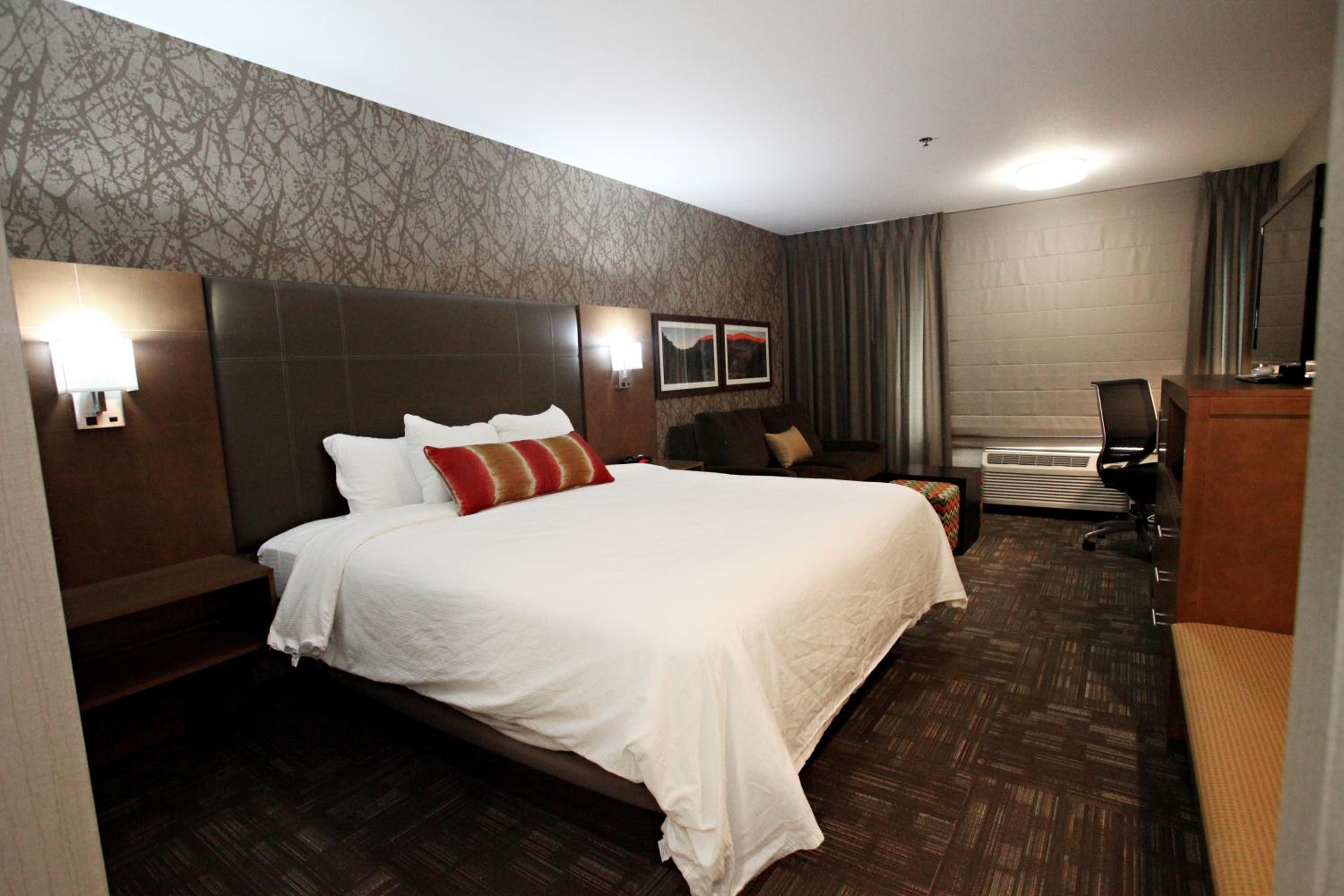 King Room with Sofa Bed - Photo 2
