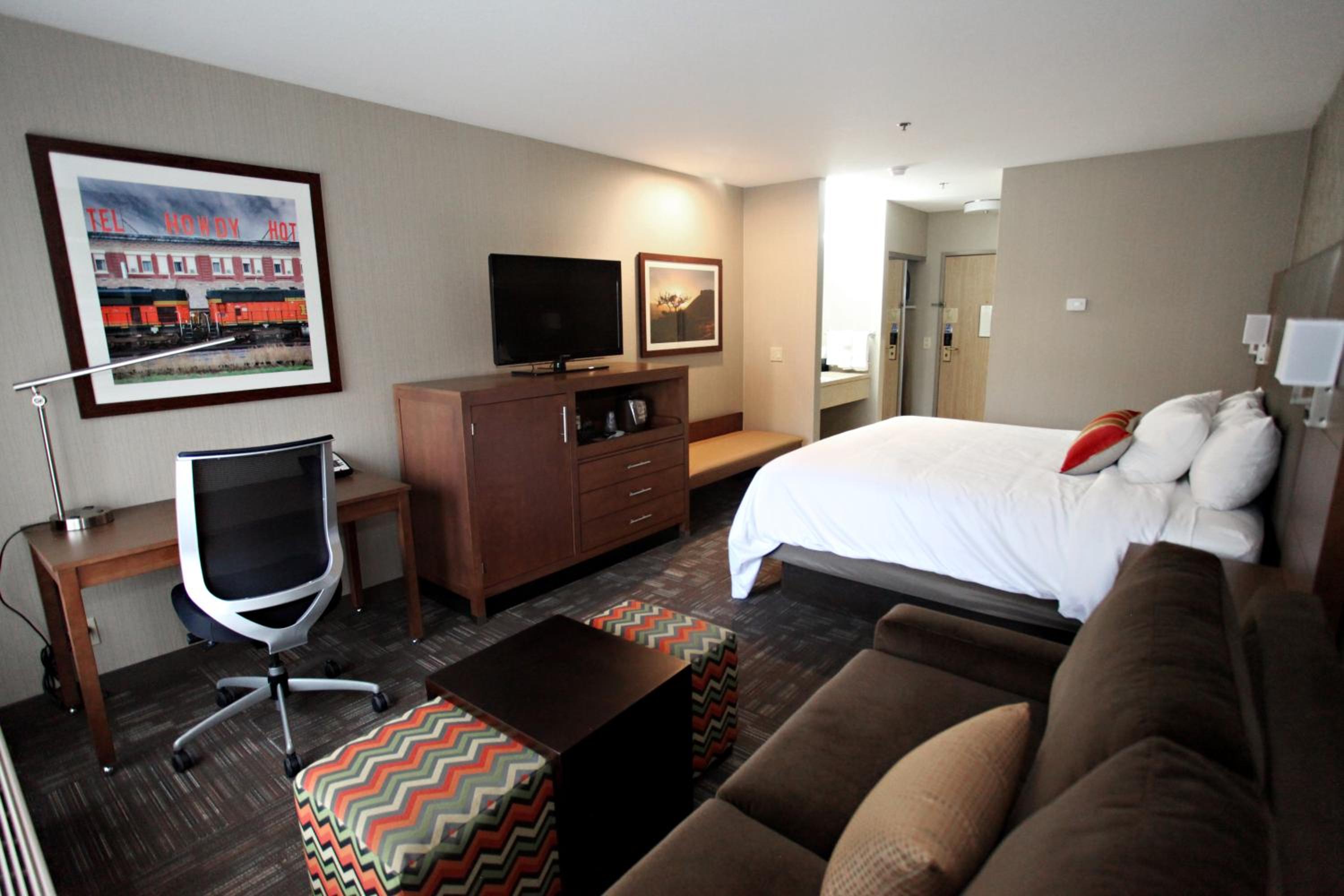 King Room with Sofa Bed - Photo 6