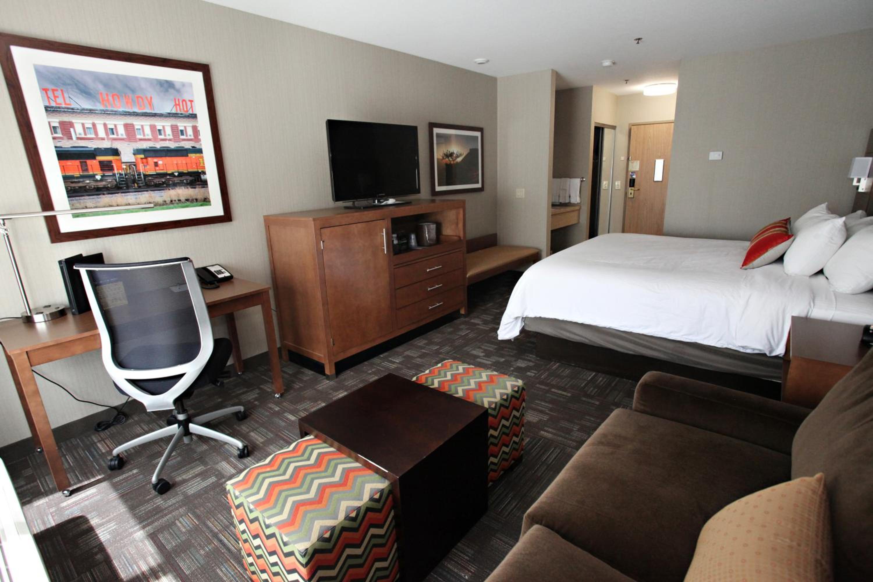 King Room with Sofa Bed - Photo 7