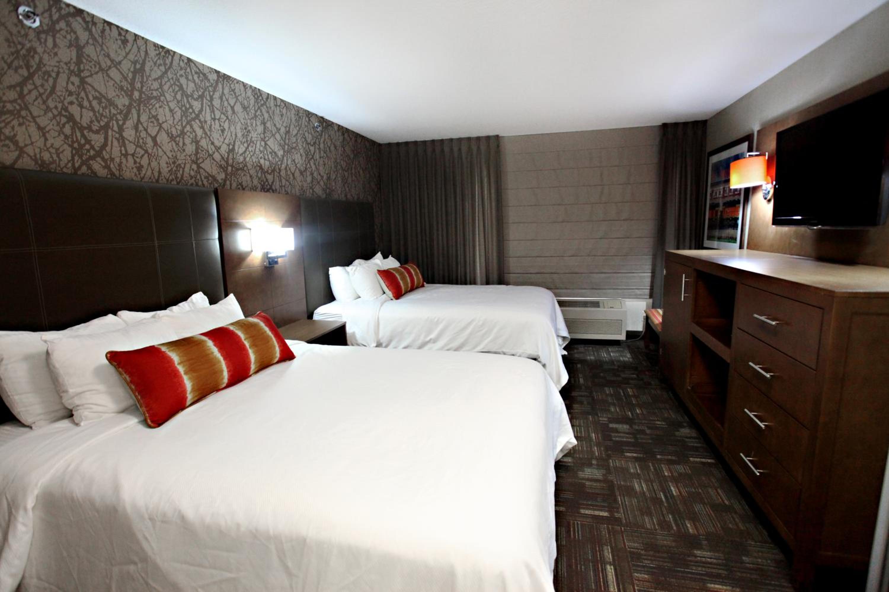 Queen Room with Two Queen Beds and Sofa Bed - Photo 8