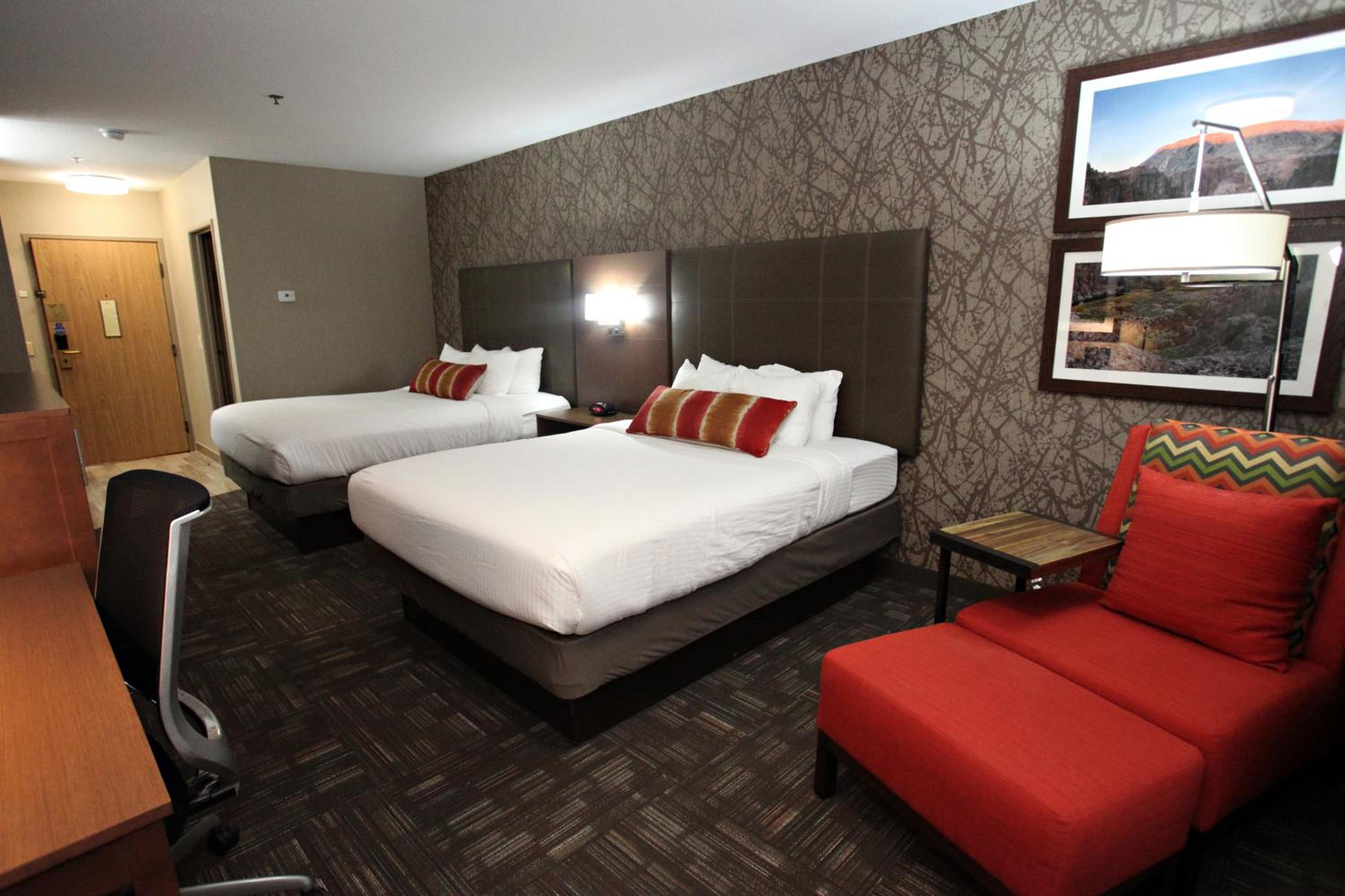 Queen Room with Two Queen Beds and Sofa Bed - Photo 4