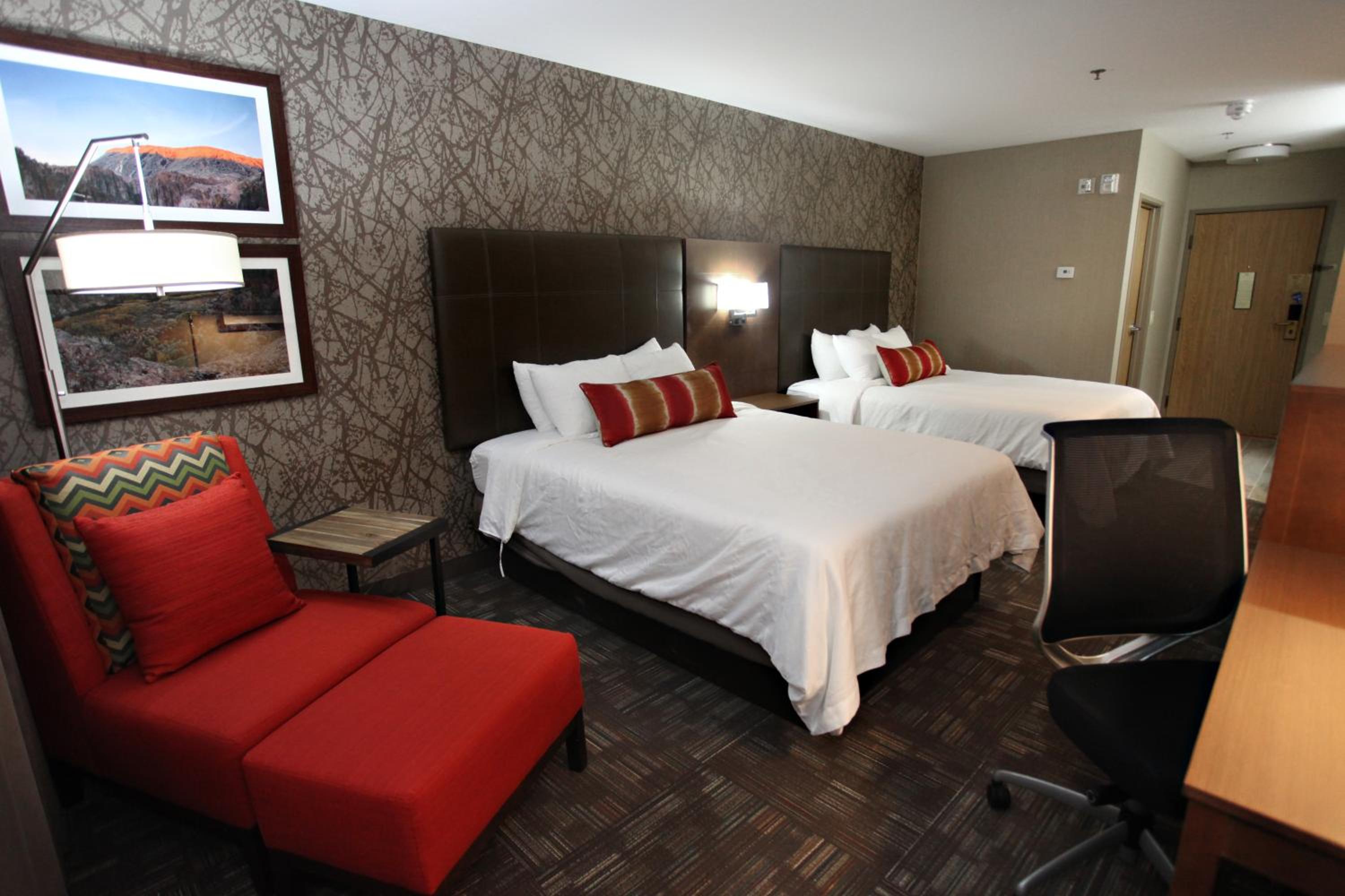 Queen Room with Two Queen Beds and Sofa Bed - Photo 7