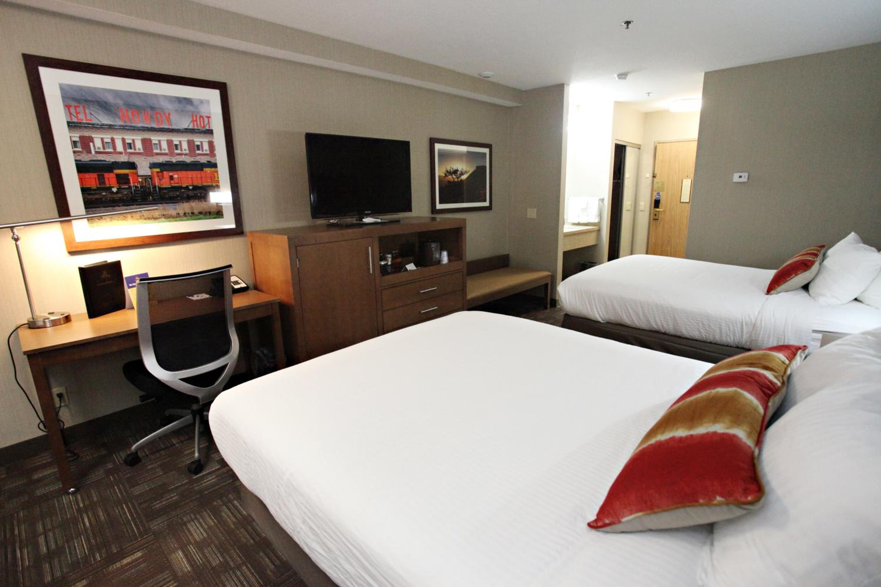 Queen Room with Two Queen Beds and Sofa Bed - Photo 3