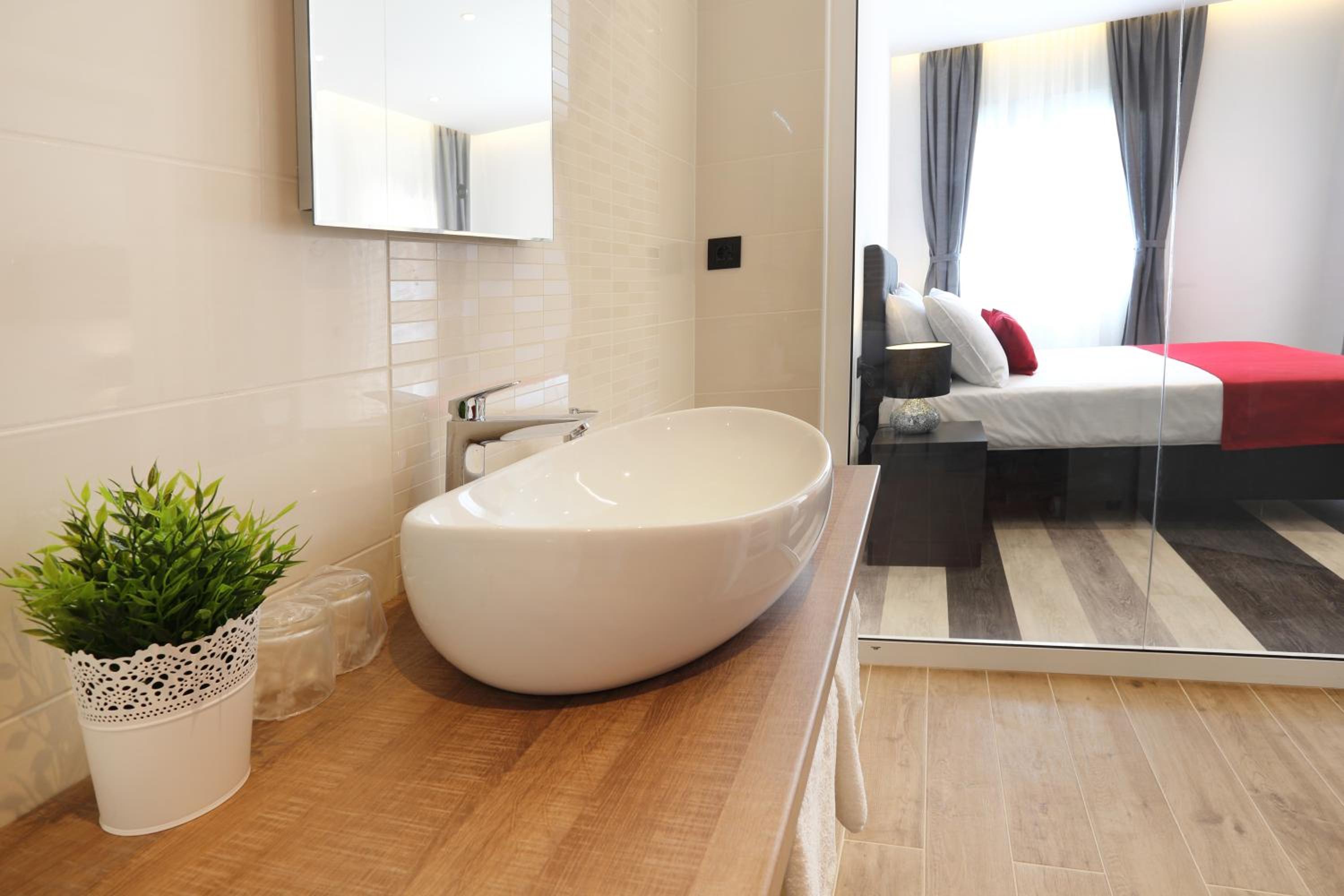 Deluxe Double Room with Balcony - Photo 4