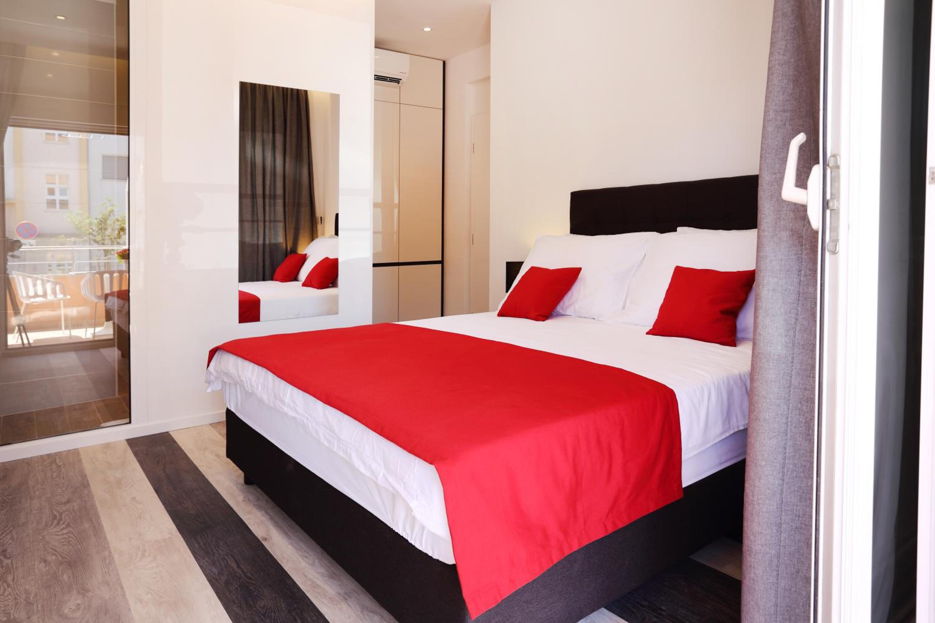 Deluxe Double Room with Balcony - Photo 5