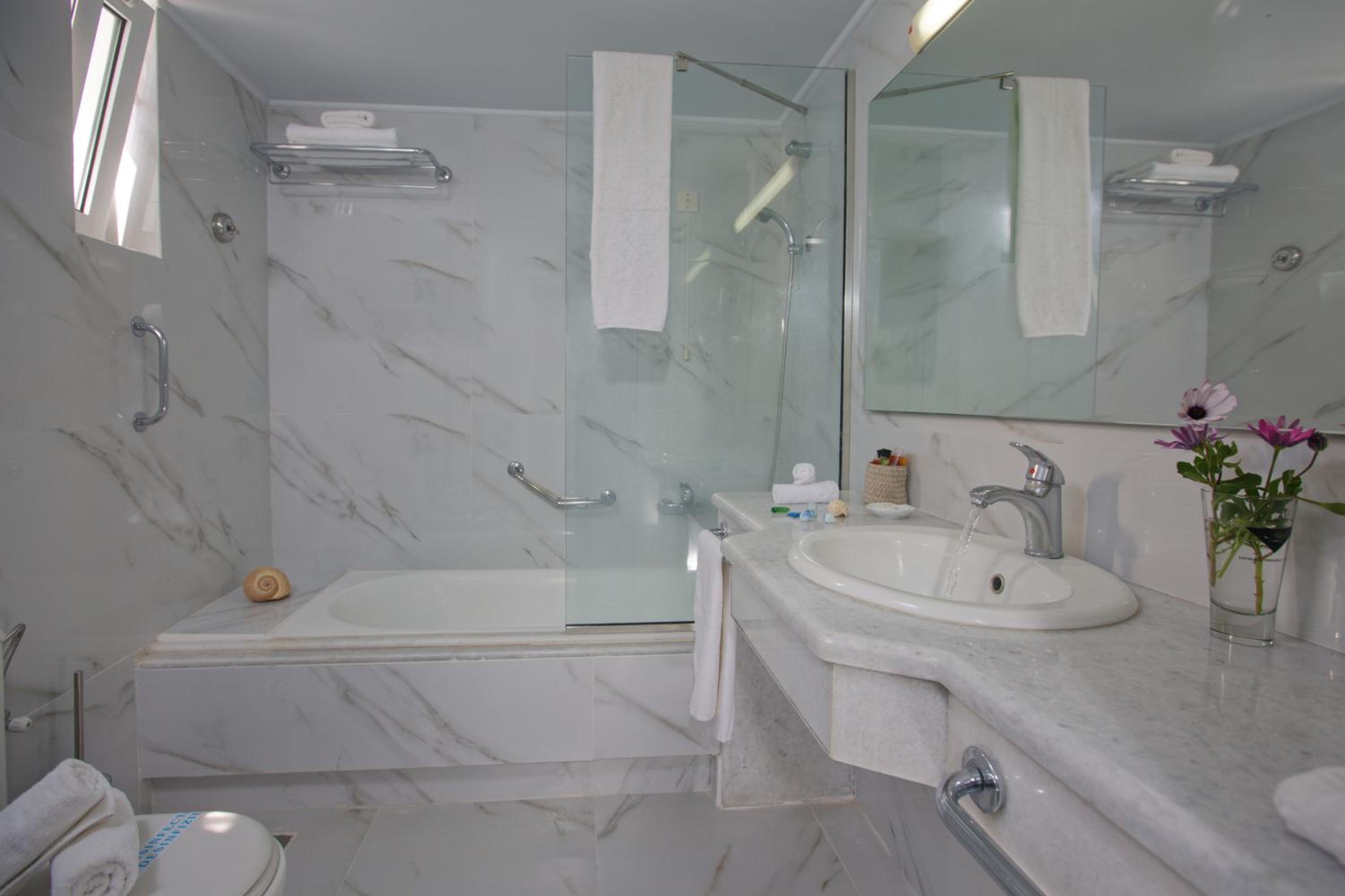 Superior Double Room with Sea View (2 Adults+1 Child) - Photo 3