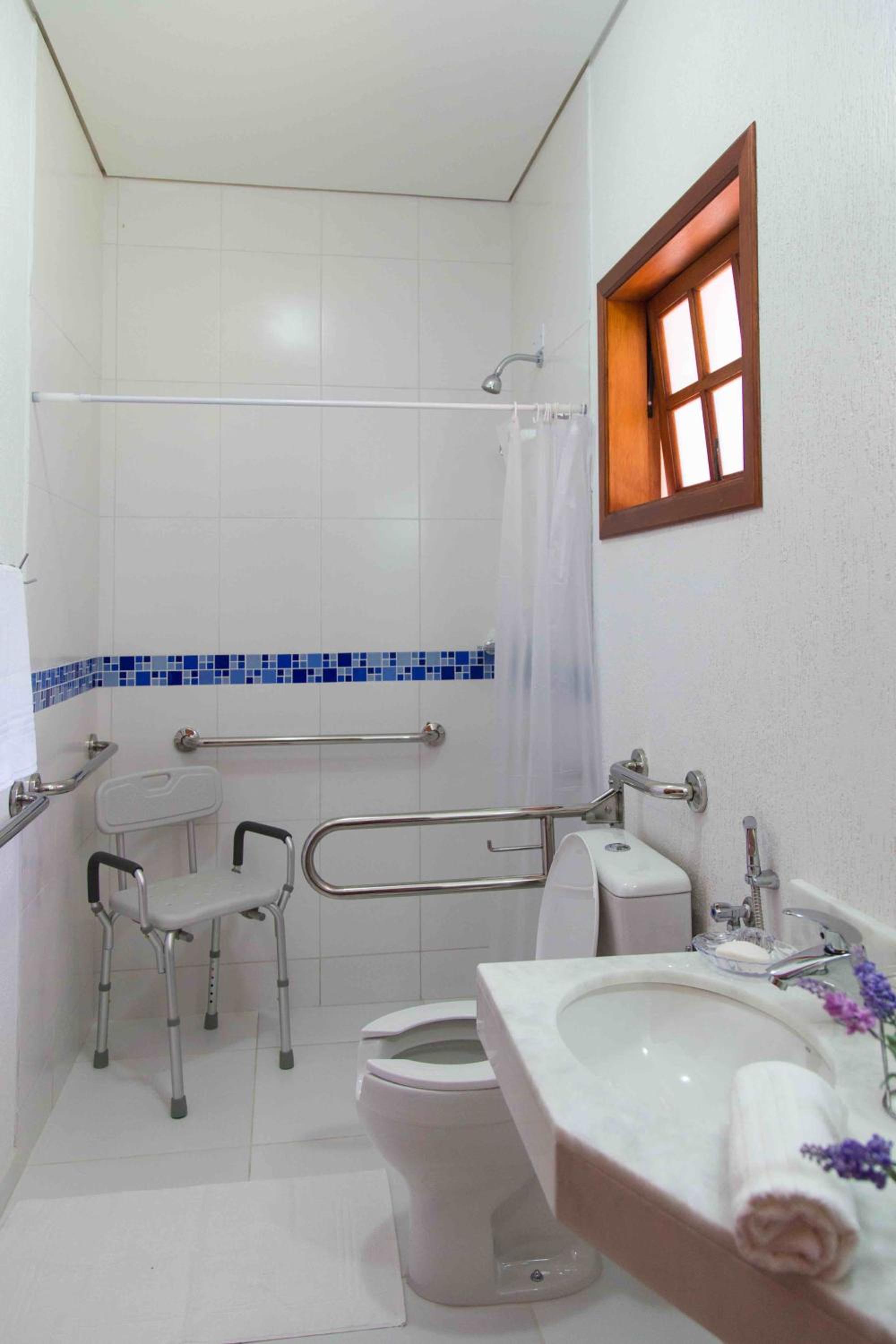 Queen Room - Disability Access - Photo 4