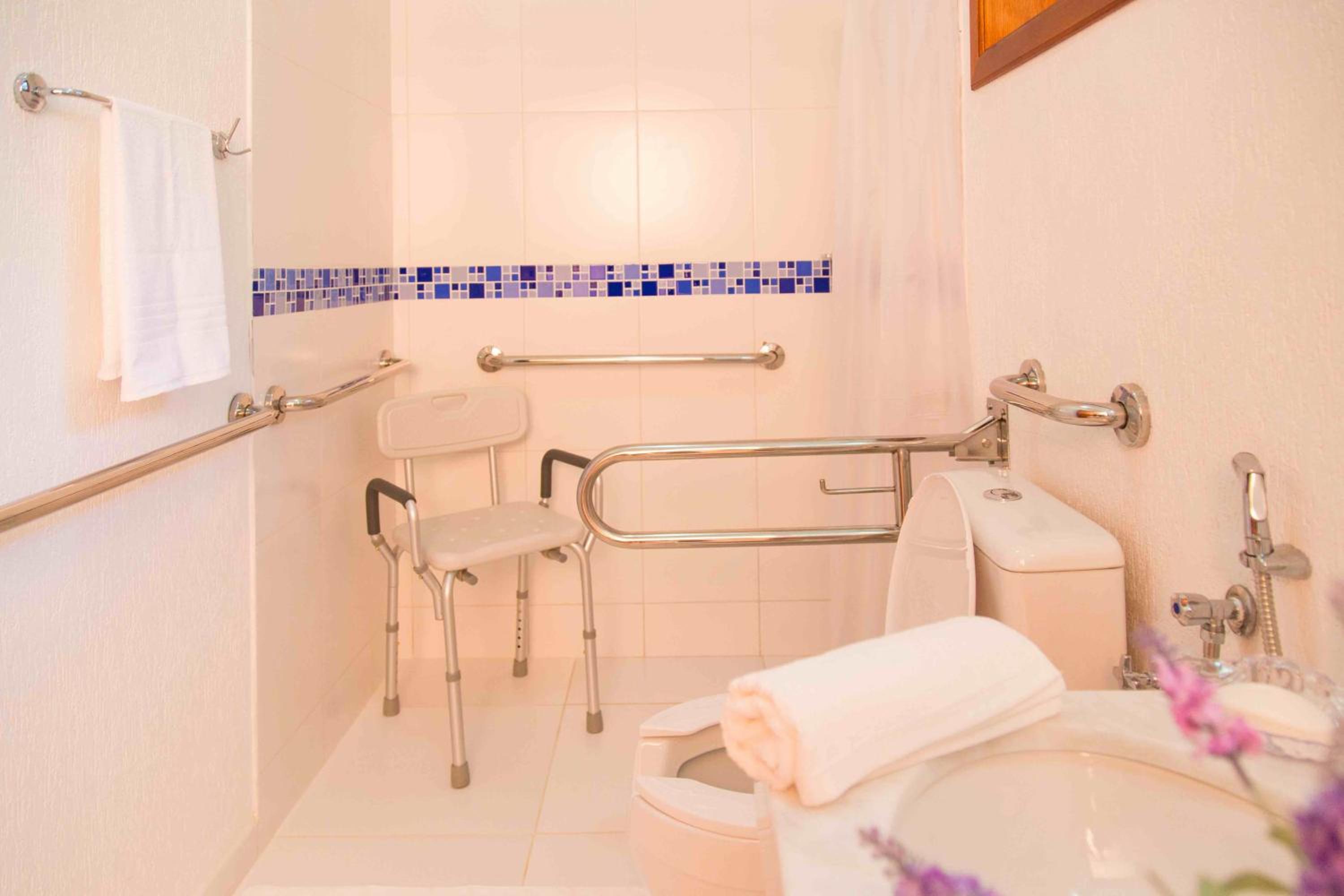 Queen Room - Disability Access - Photo 5